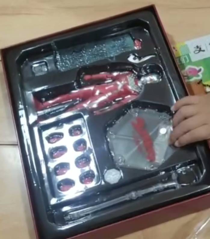 这包装盒真的好。奥特曼还会发光。
我这个发的奥特之父 挂150不过分吧！
玩二次元的基45 / 作者:gi歪 / 