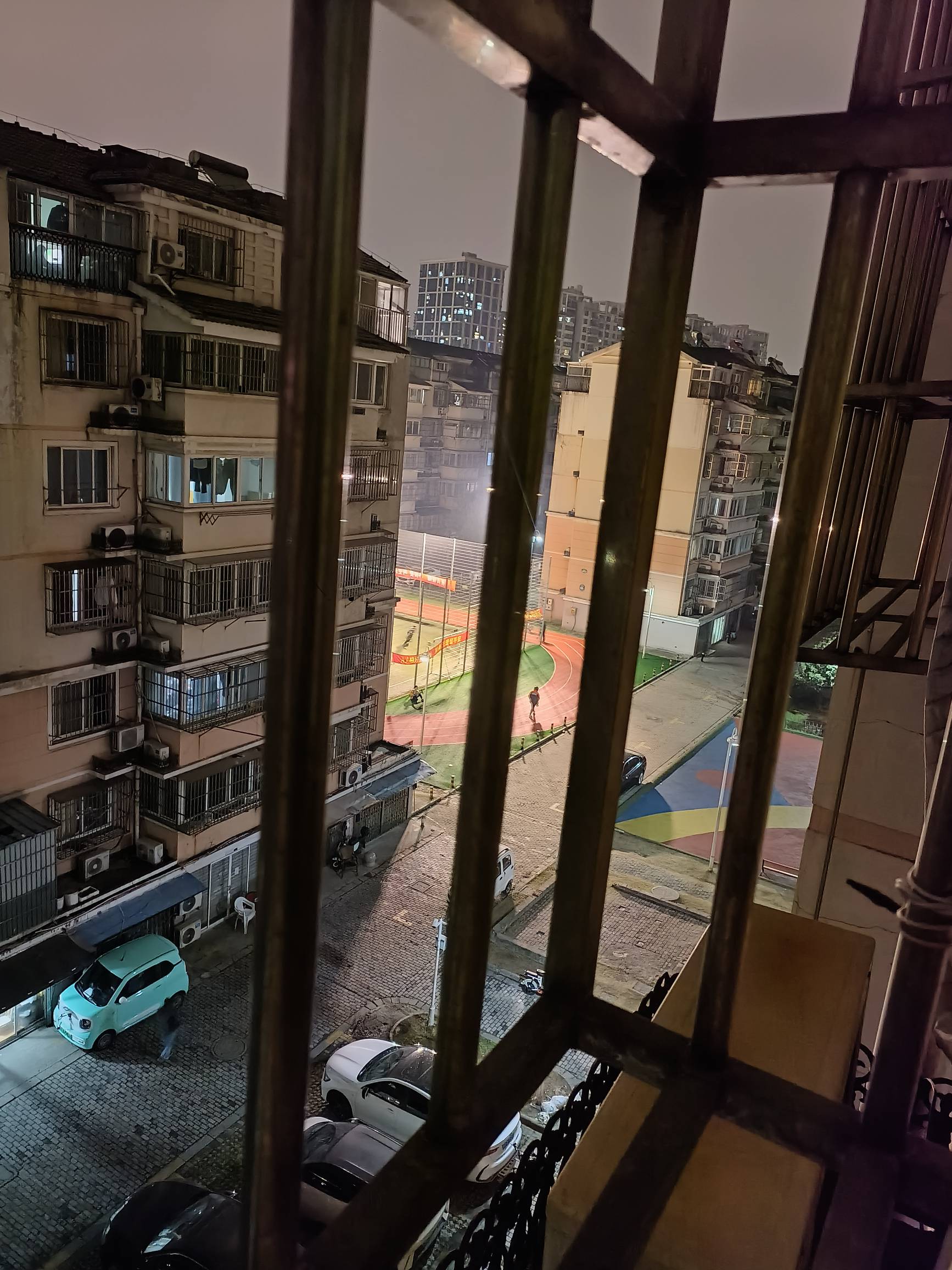 打飞机多了，一到冬天就手冰脚凉，不敢下楼，每天躺在出租房里，哎这挂壁也是难受，好80 / 作者:网恋被骗五千块 / 