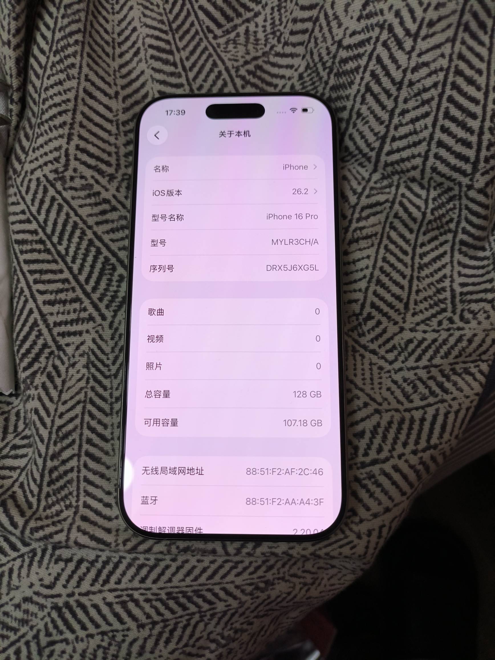 鱼上本地出了个16pro，小伙子开着车子过来拿的，他没用过苹果，也不知道怎么查看设置82 / 作者:摇摆的苏丹 / 