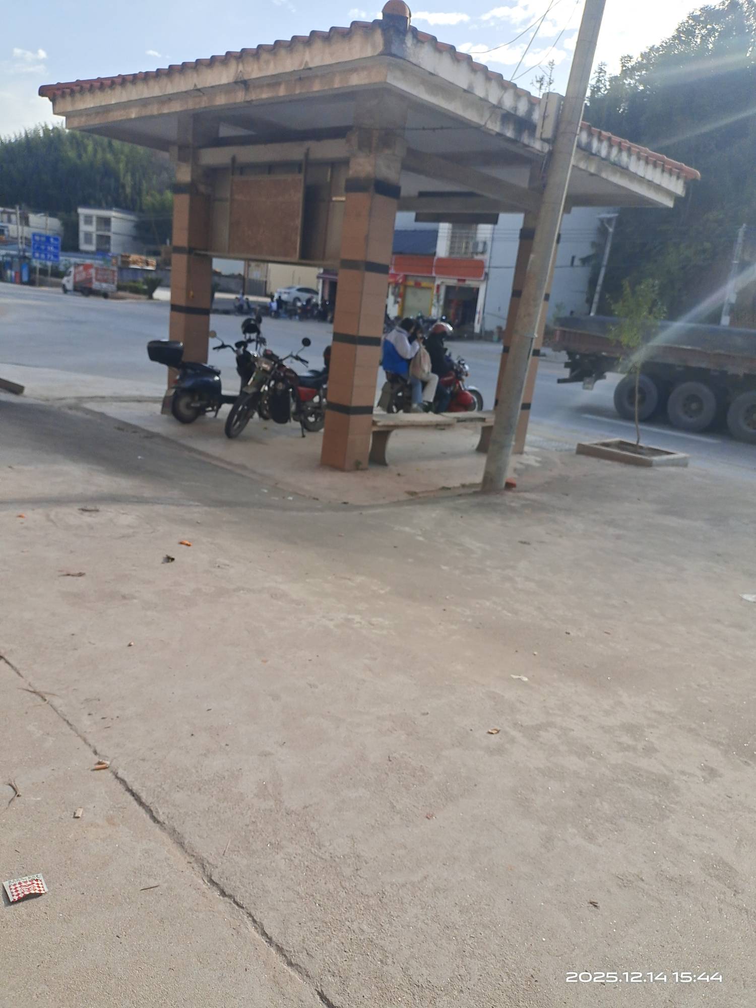 乡下等公共交通等两个小时都没有一辆车我去，妹子都跟摩托车佬走了，还是我自己开着车75 / 作者:挂壁哥 / 