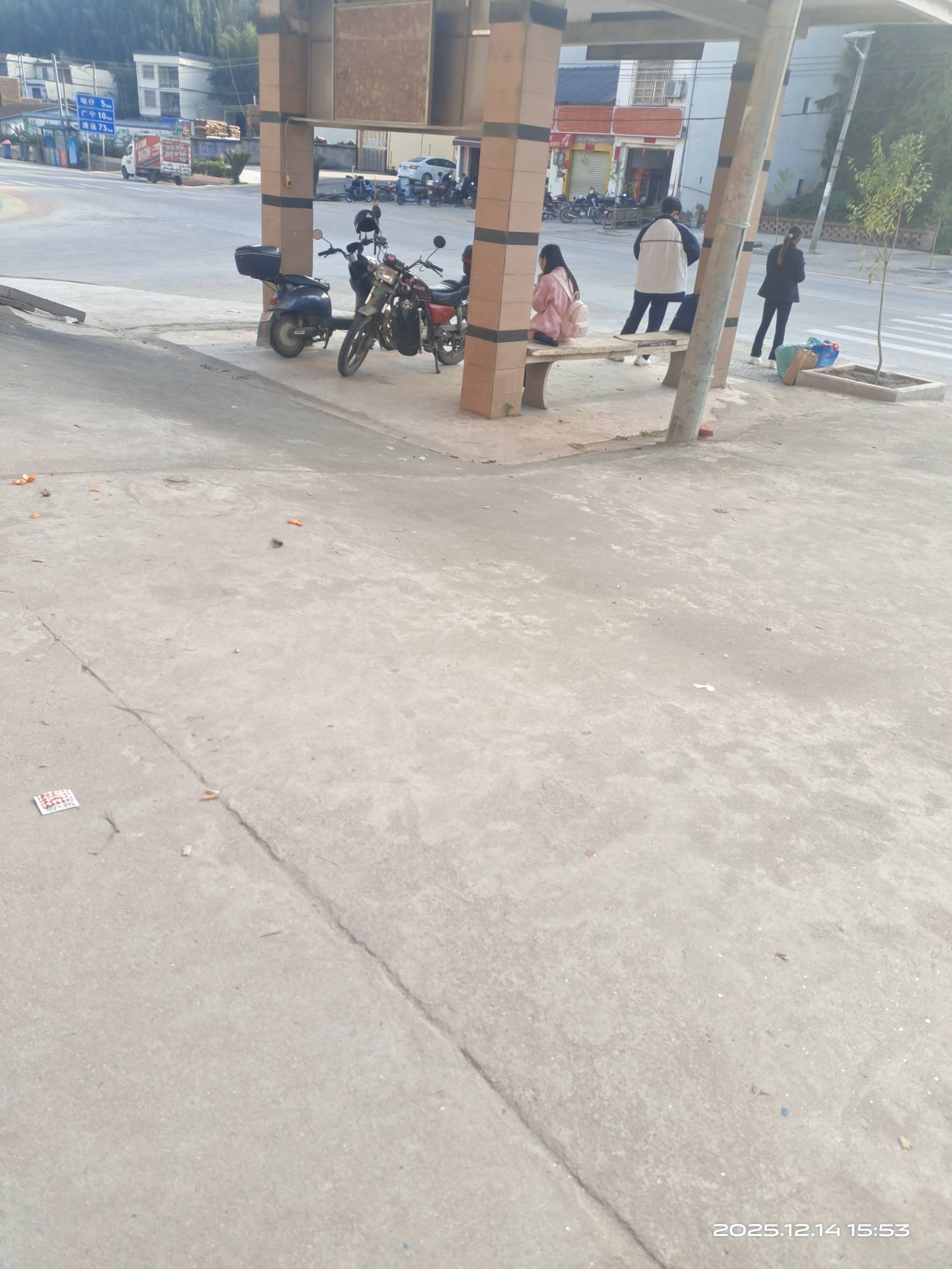 乡下等公共交通等两个小时都没有一辆车我去，妹子都跟摩托车佬走了，还是我自己开着车45 / 作者:挂壁哥 / 