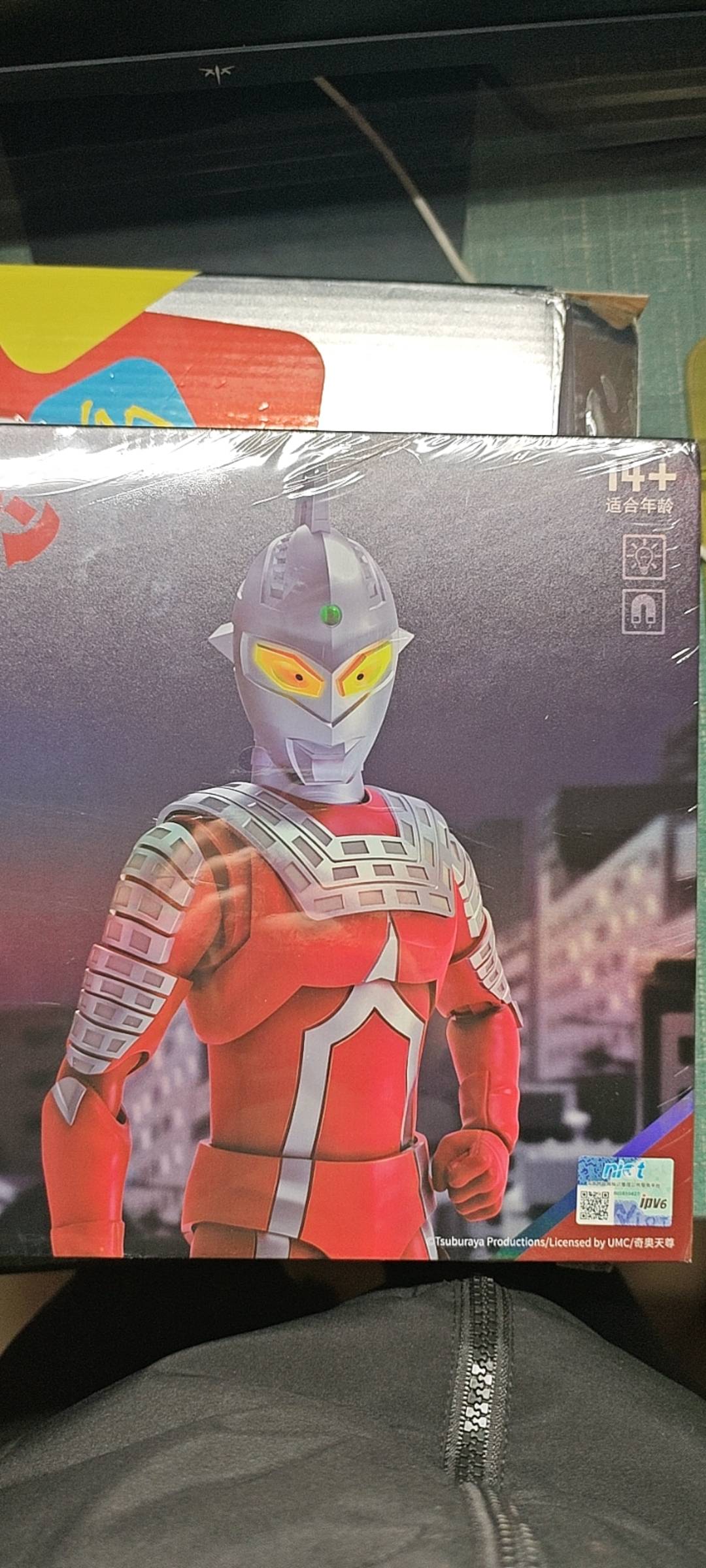 奥特曼发了个赛文，便利店老板娘的小孩很喜欢，用几盒烟差不多一百块换走了，都不知道73 / 作者:梦幻满天星辰 / 