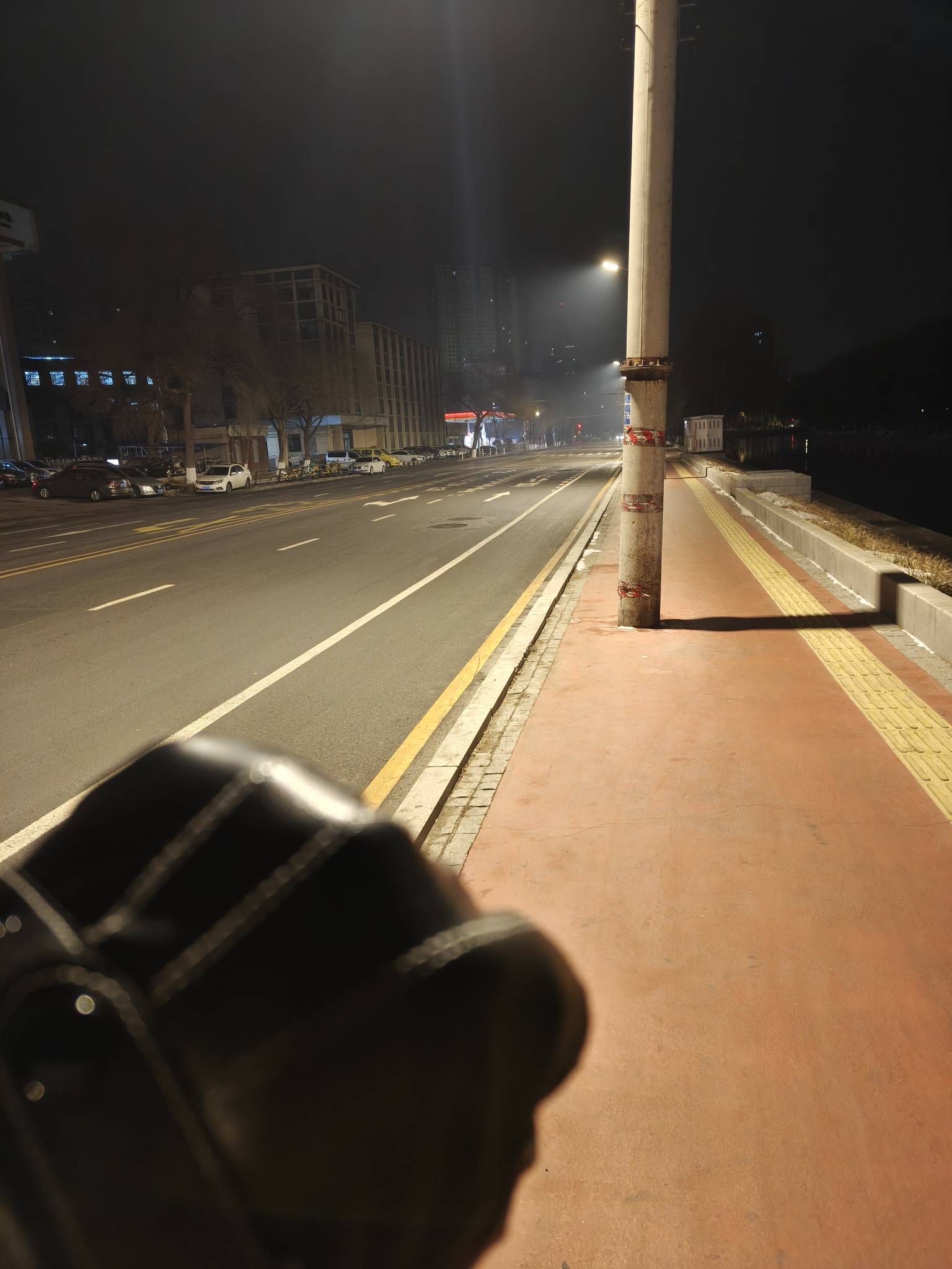 老沫，天又亮了，躺在冰冷的公园石板上，

想想这些年来走过的路，情不自禁的落下泪。53 / 作者:番茄炒土豆 / 