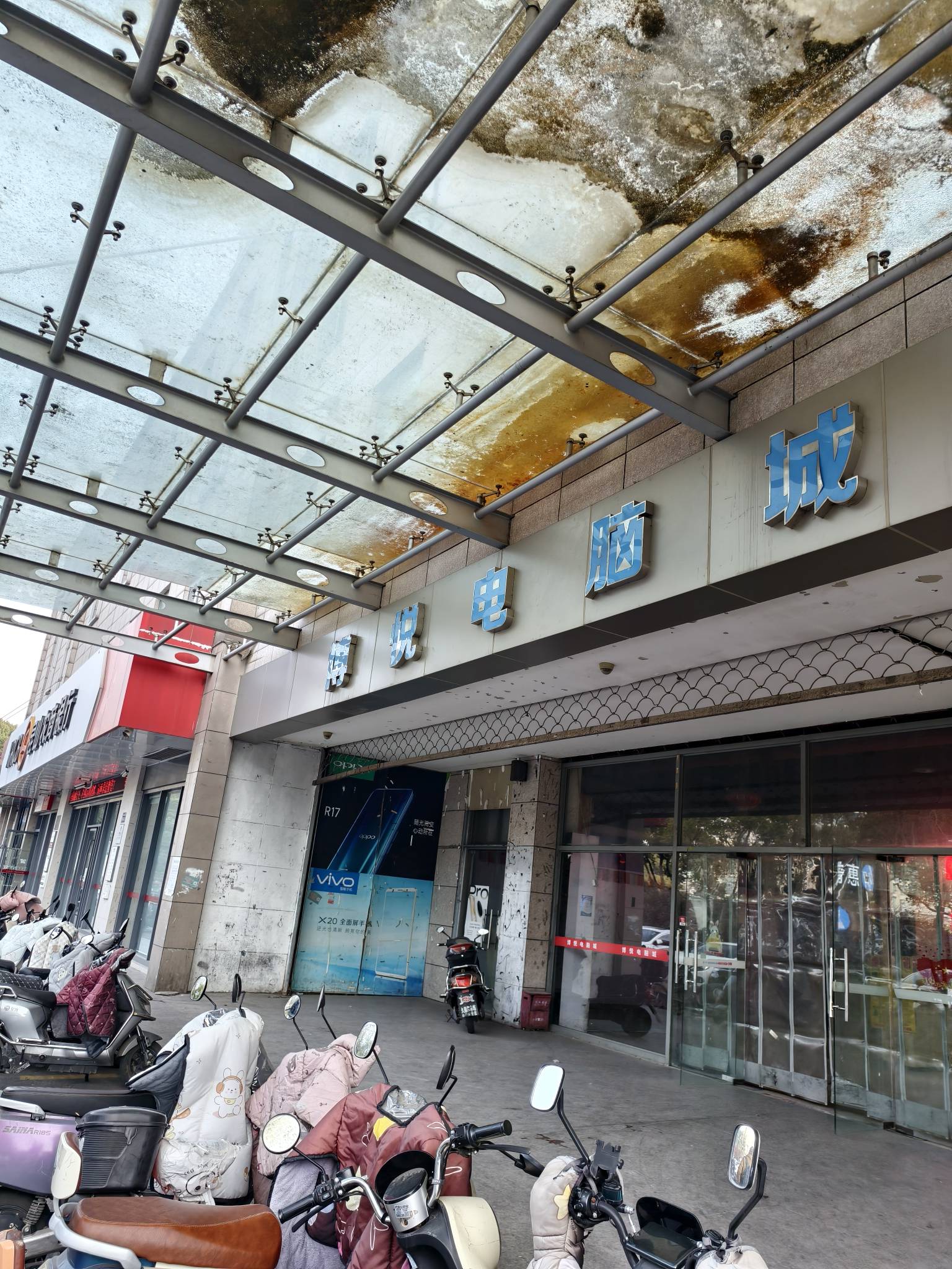 挂壁电脑城

62 / 作者:浪风~ / 