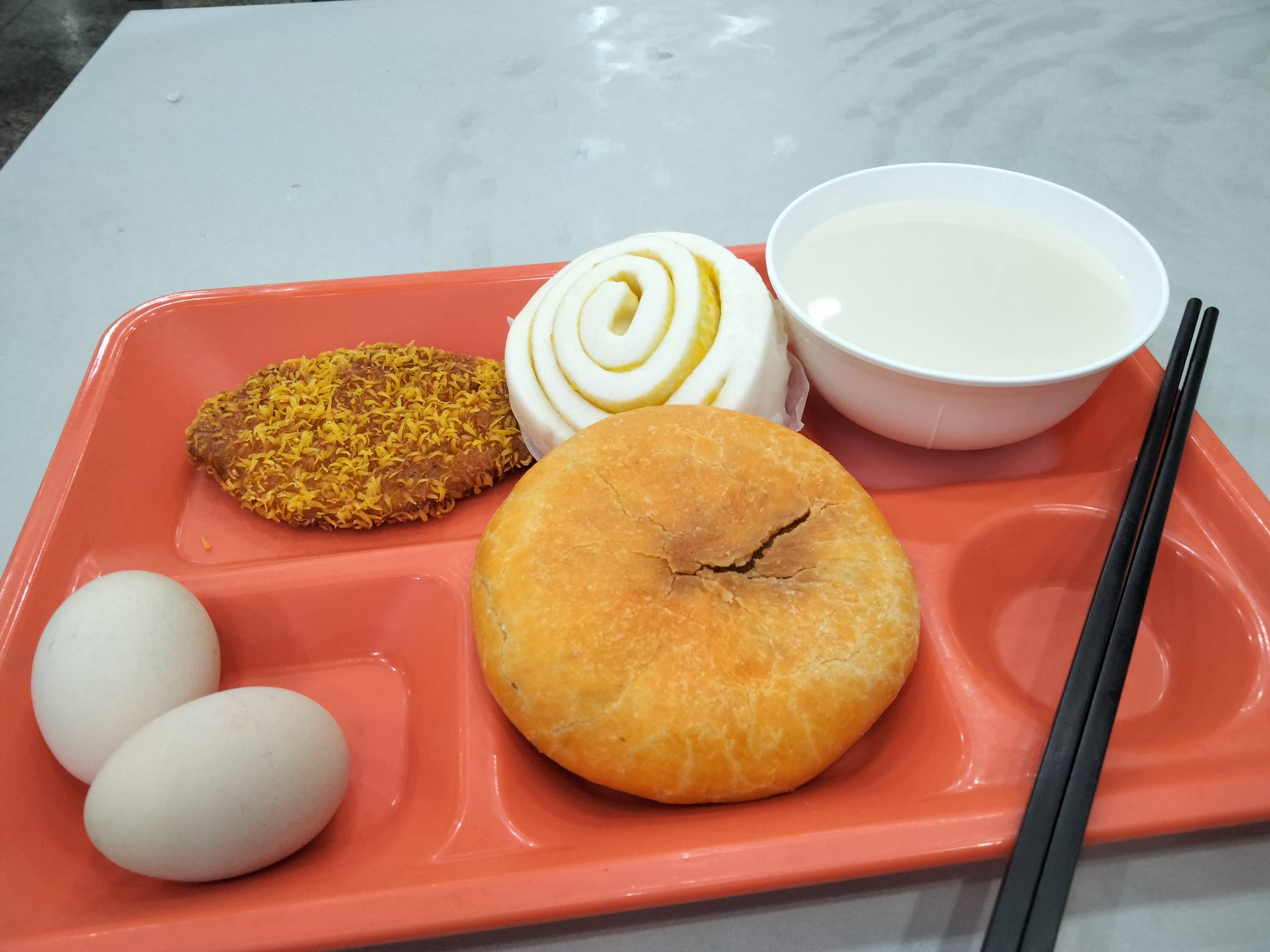 下班了吃早餐，昨晚又是打了10个小时的螺丝，赚了240毛，为了回家过年没办法，再苦再66 / 作者:君子之交淡如水 / 