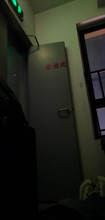 保暖内衣真舒服啊，再也不怕晚上冷醒了。睡觉了老哥们。 
找了个老小区的电表间。刚刚67 / 作者:双面玛莎拉 / 