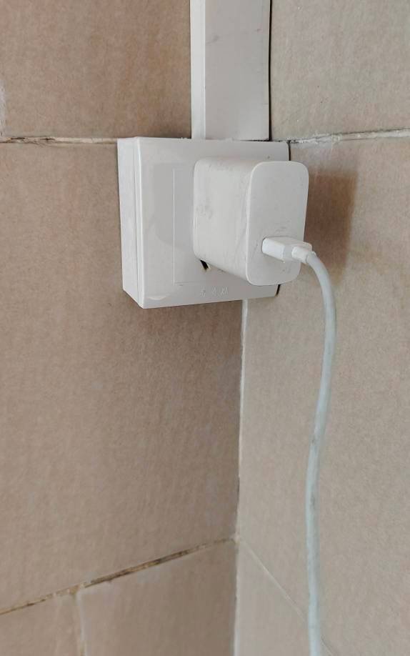 挂壁公园，太冷了，这风吹的刺骨，现在挂壁房30凑不到了，手机没电在公共厕所充电

28 / 作者:挂壁哥 / 