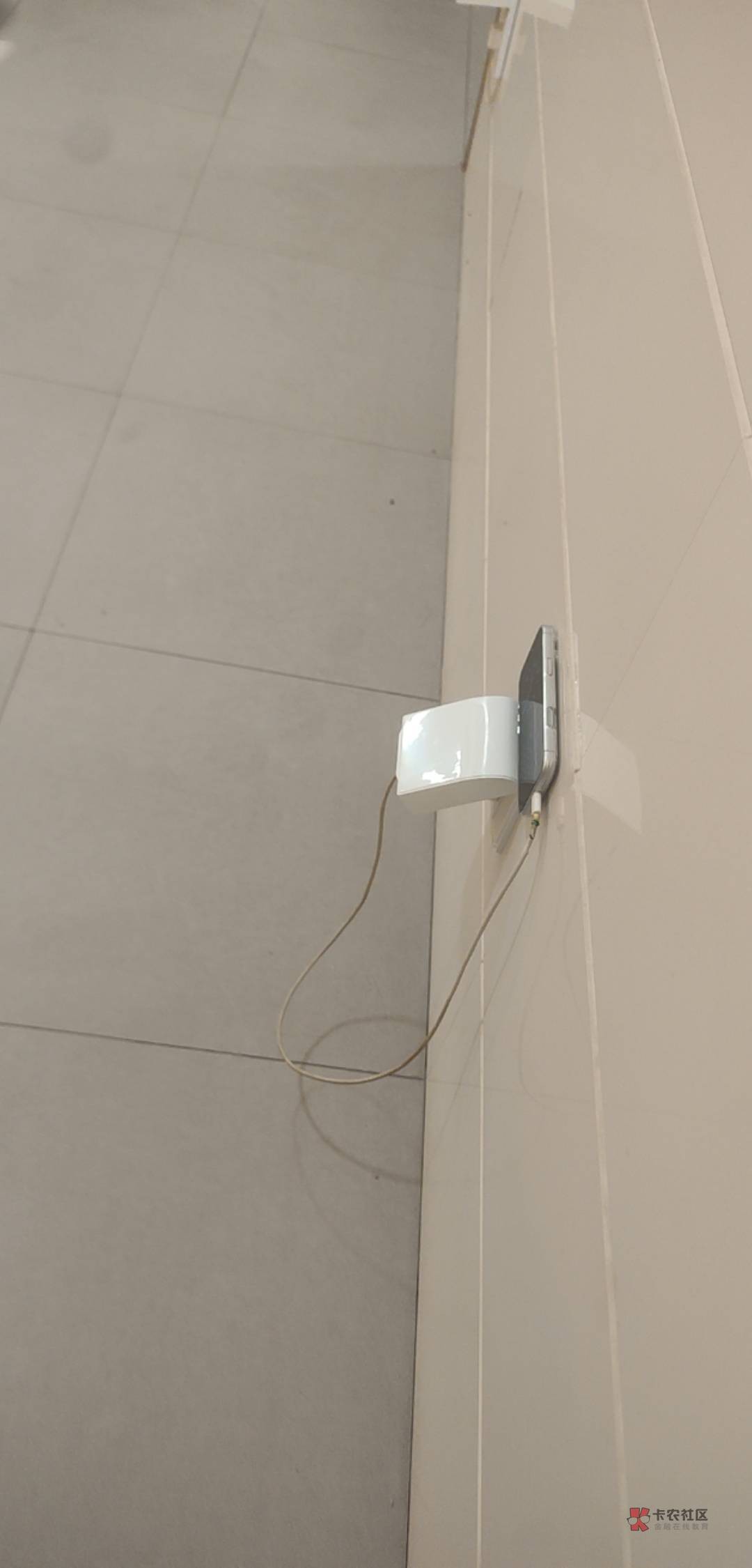 挂壁公园，太冷了，这风吹的刺骨，现在挂壁房30凑不到了，手机没电在公共厕所充电

76 / 作者:木子辰 / 