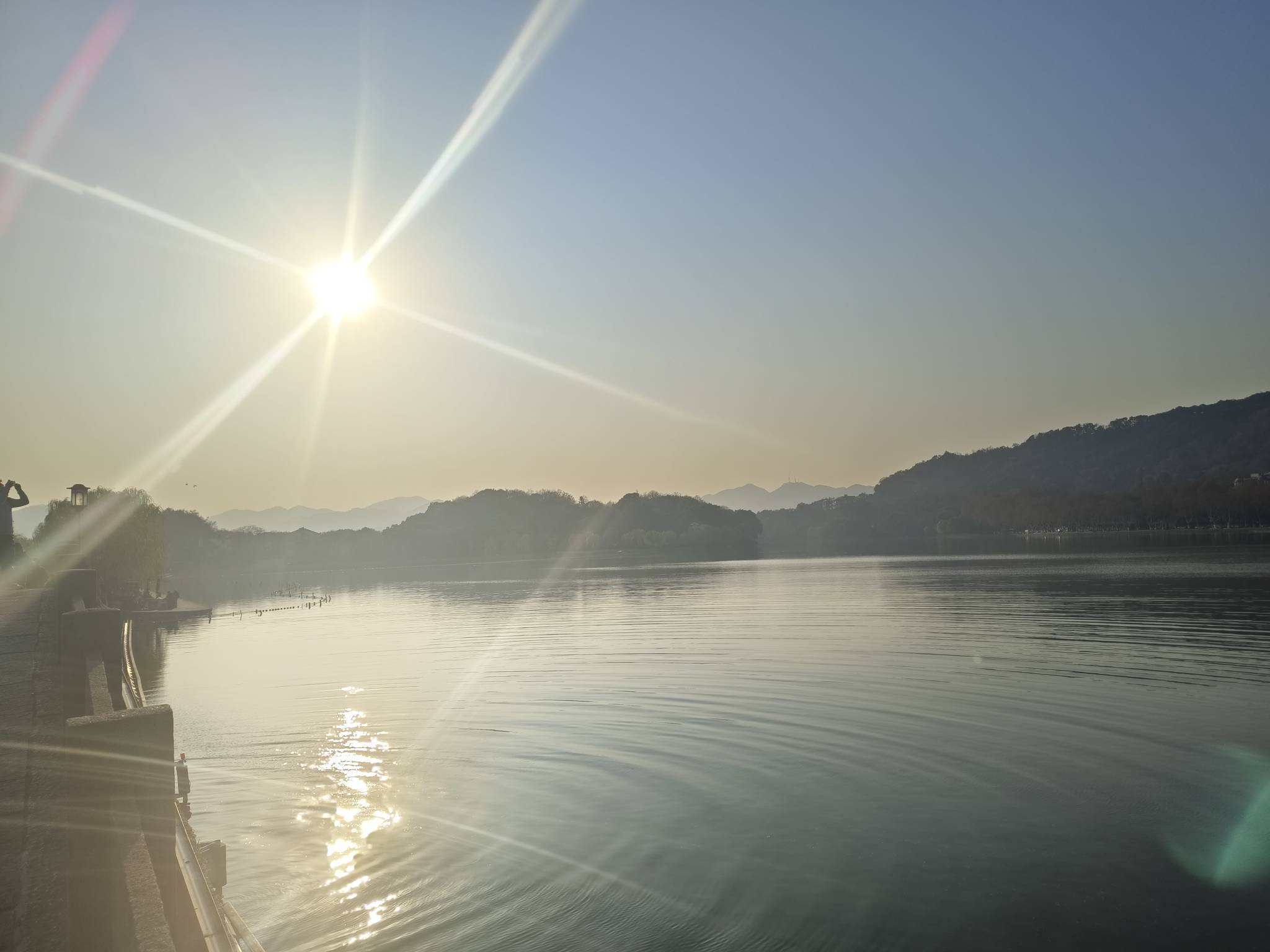   来杭州重游西湖，爬了宝石山游西湖又想起以前和前女友的点点滴滴，在西湖断桥躺在她82 / 作者:江东-华少 / 