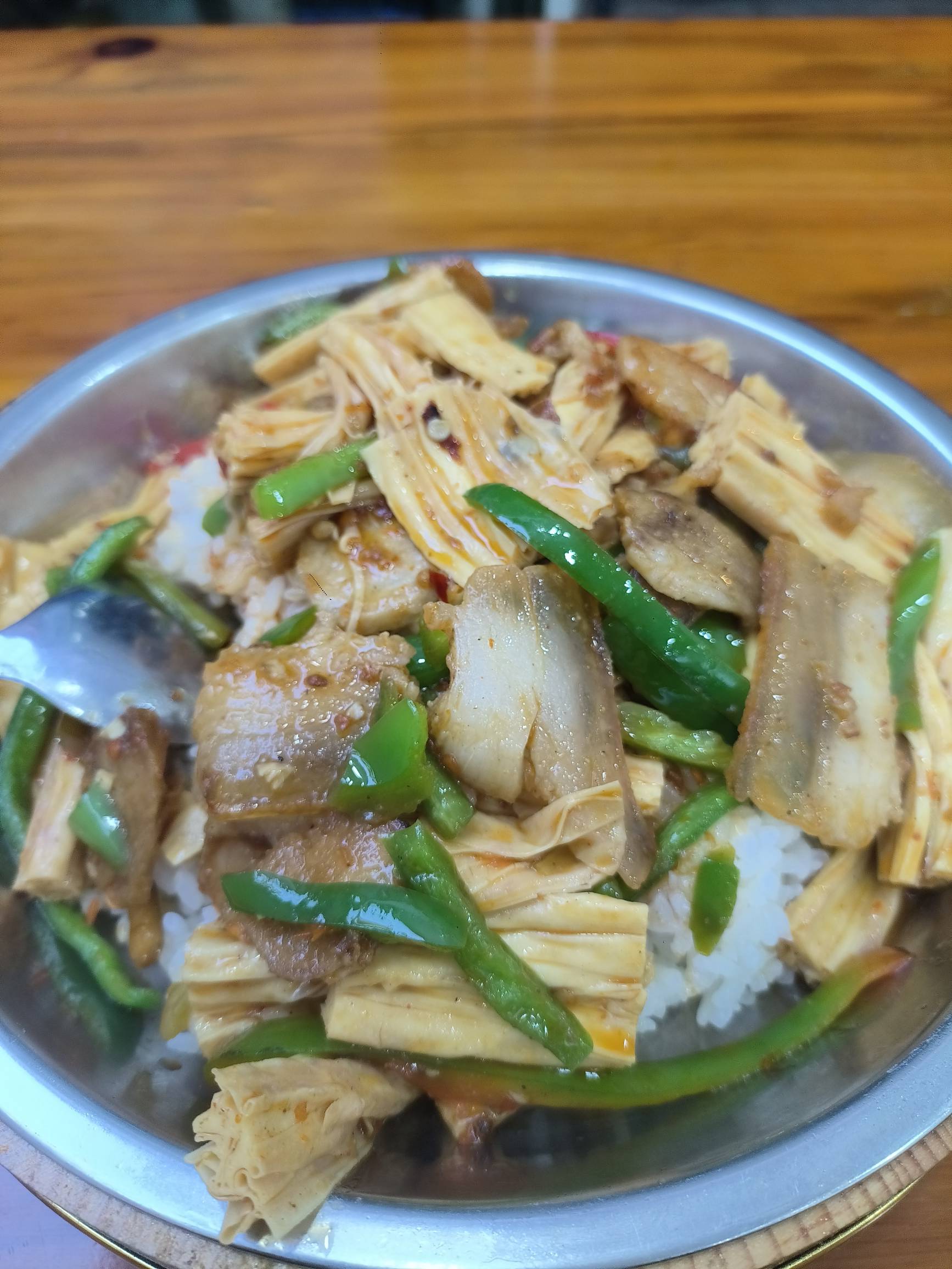 干挂壁饭了

12 / 作者:网恋被骗五千块 / 