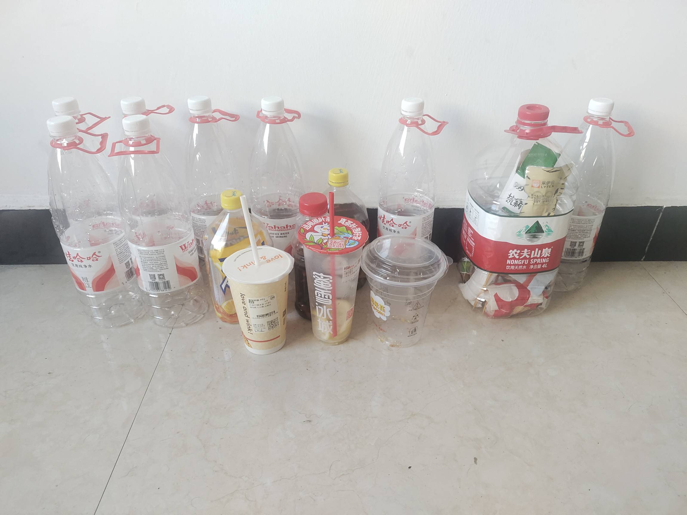 老哥们，看我屯的瓶子，这些瓶子就是是保洁费，房东的母亲没事就爱捡瓶子捡纸壳之类的92 / 作者:提莫大王 / 