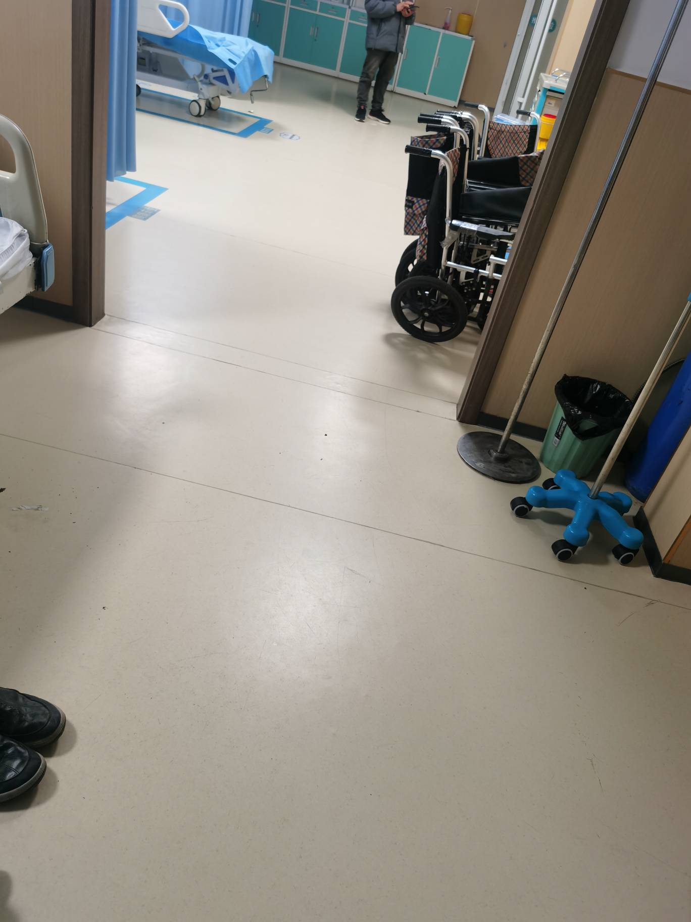 老哥们喝酒的建议少喝，老头子半夜进院了

4 / 作者:哈哈杂货铺 / 