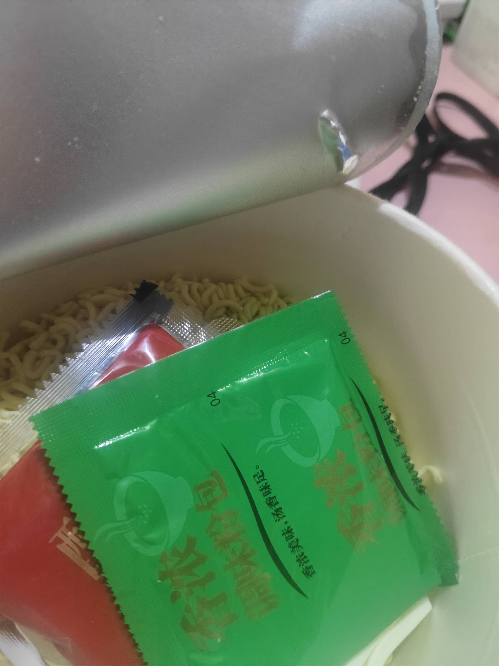 以前都是小学同学，初中同学
直到去当兵的那一刻，一切都陌生了
回不到以前了，平常不89 / 作者:酒肉和尚 / 