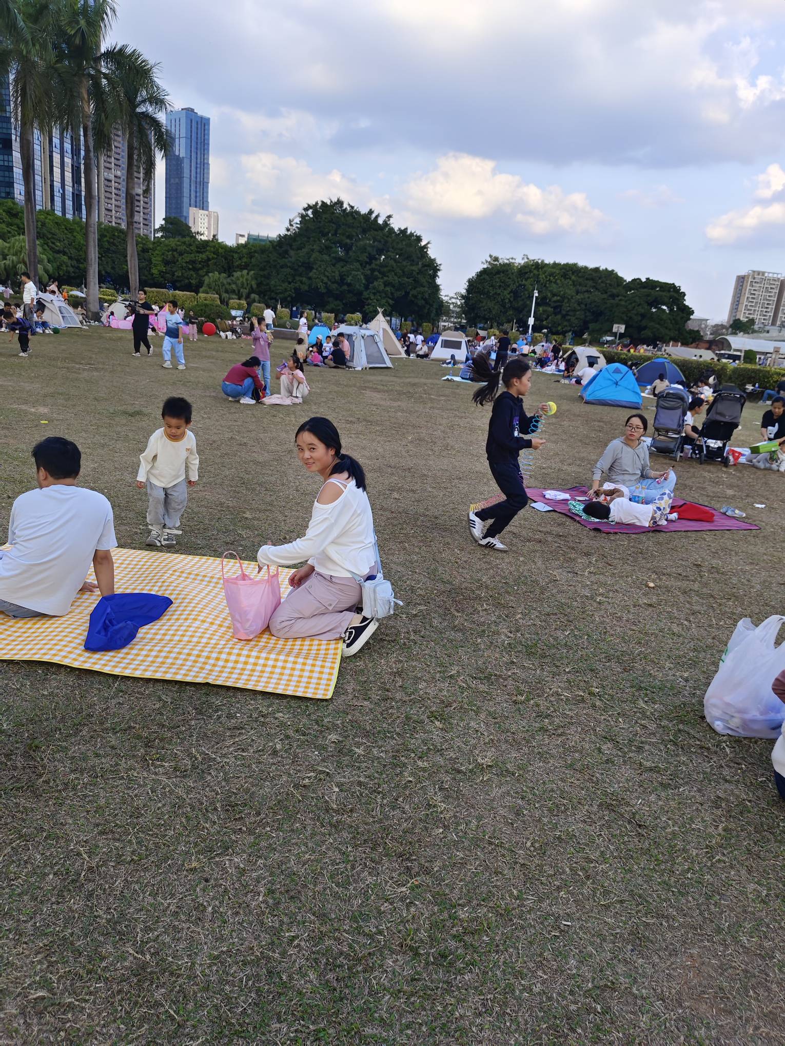 我从昆山骑单车骑了一个多月   终于到深圳了   天气真好 在公园睡一天再说

37 / 作者:秦始皇复活3 / 