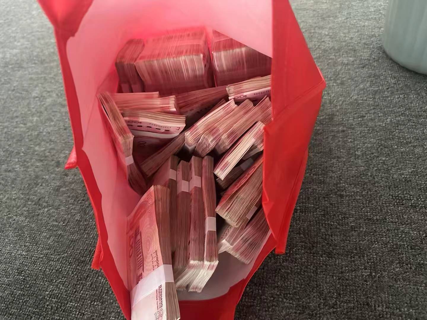 卡农对我来说，只是一个小插曲，根本就没放在心上。

45 / 作者:专业吃席 / 