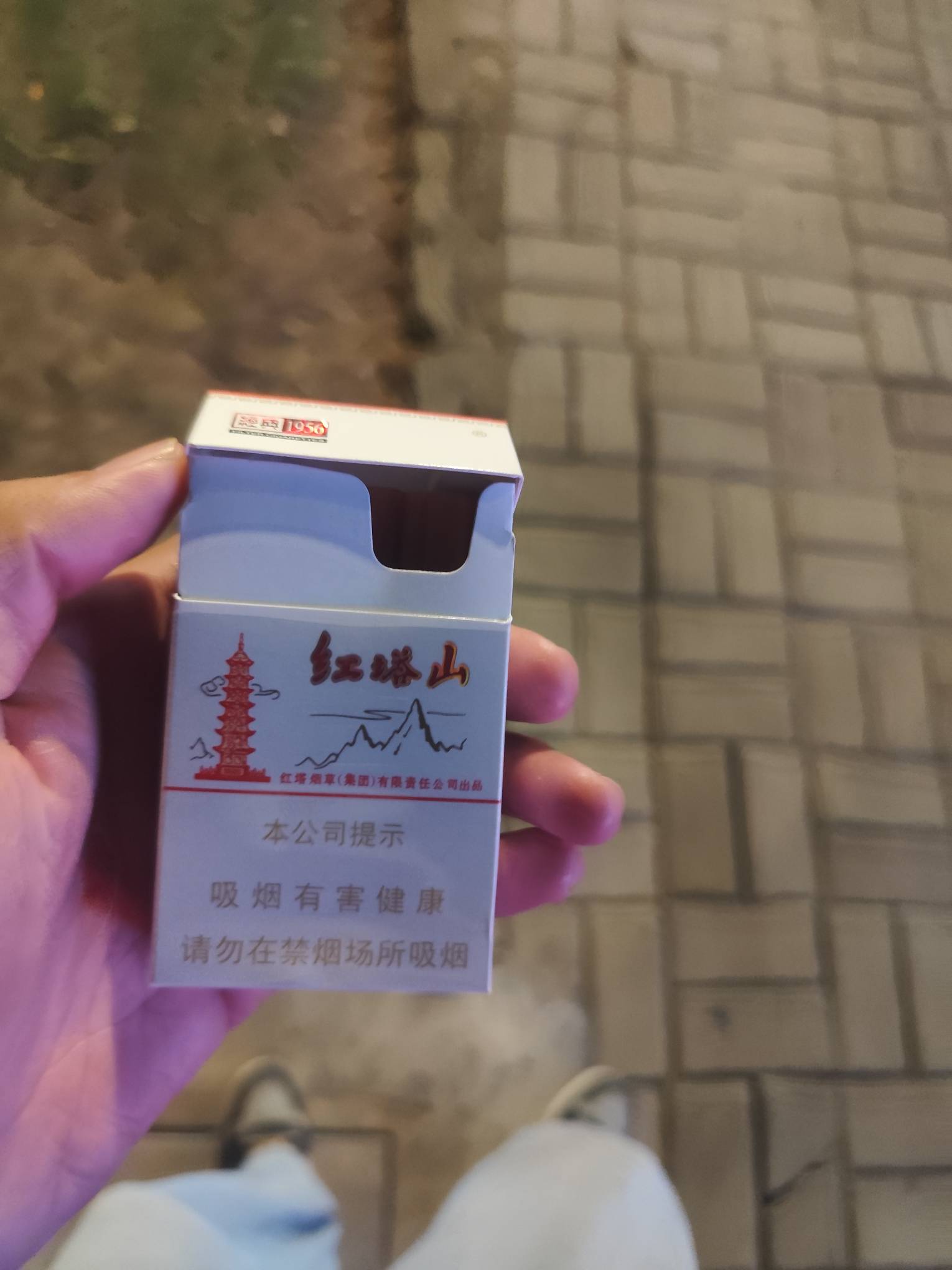 抽烟只抽红塔山，小伙注定不一般

70 / 作者:不过是大梦一场 / 