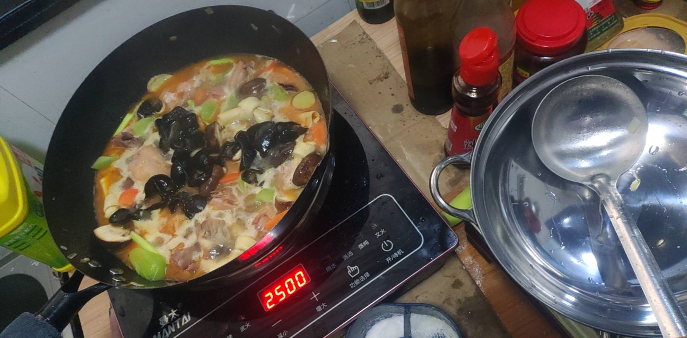 搞个锅子吃吃

19 / 作者:阿米诺丝之神 / 