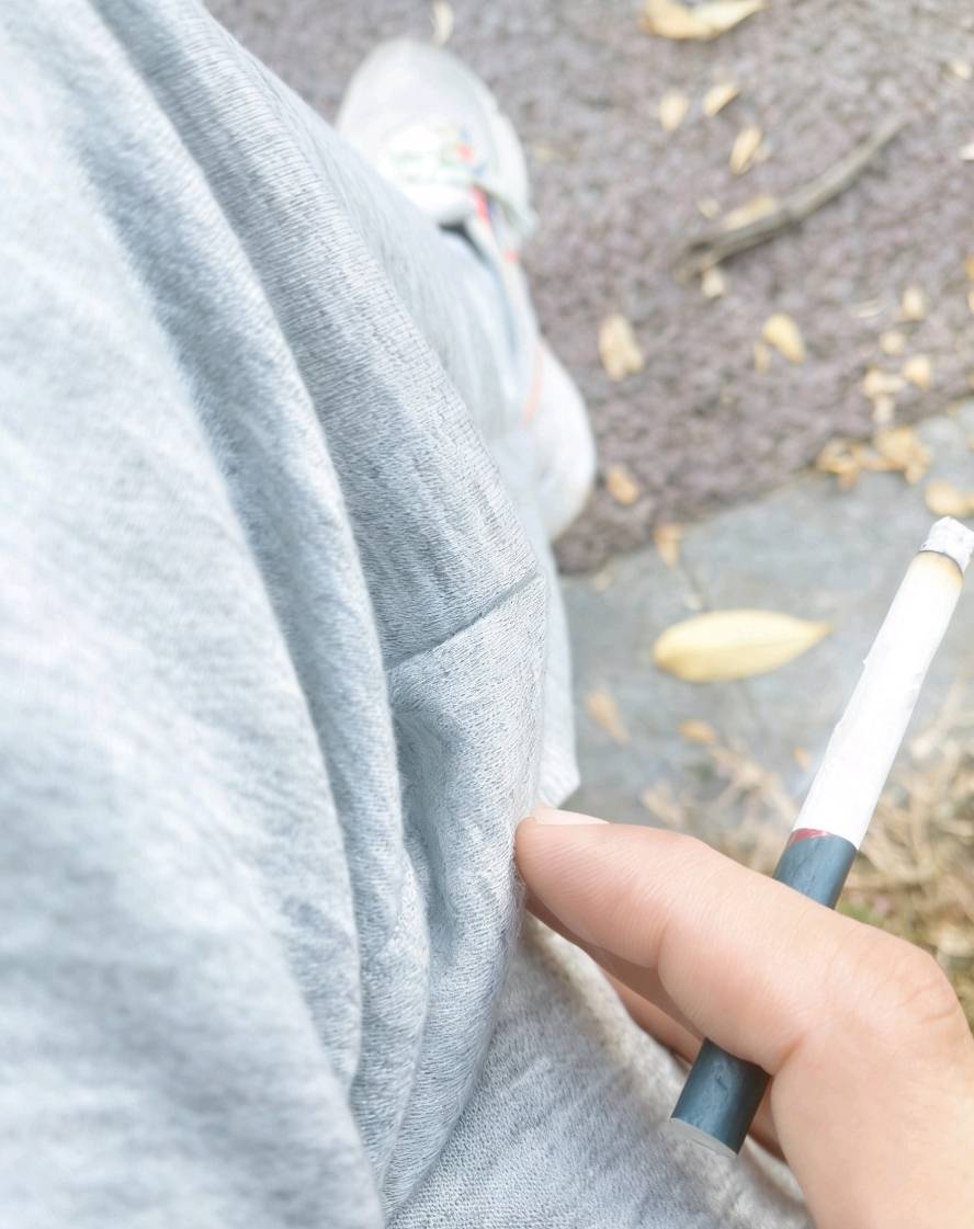 好饿啊！今天又是没破蛋的一天，唐欢在公园捡了根烟，蒙吸了一口，头有点晕

97 / 作者:尛•牛•氓 / 