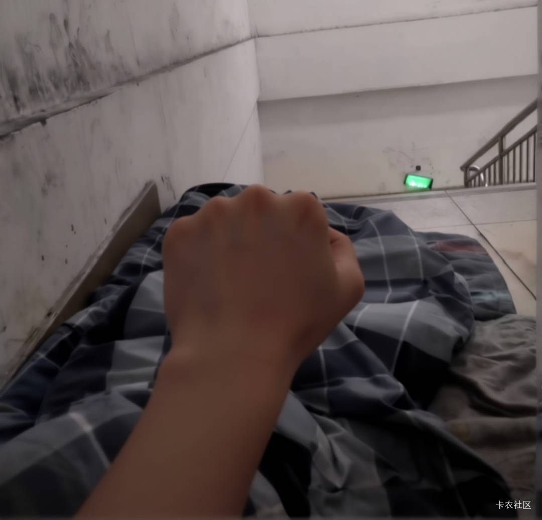 首发，睡觉



21 / 作者:虾仁炒饭 / 