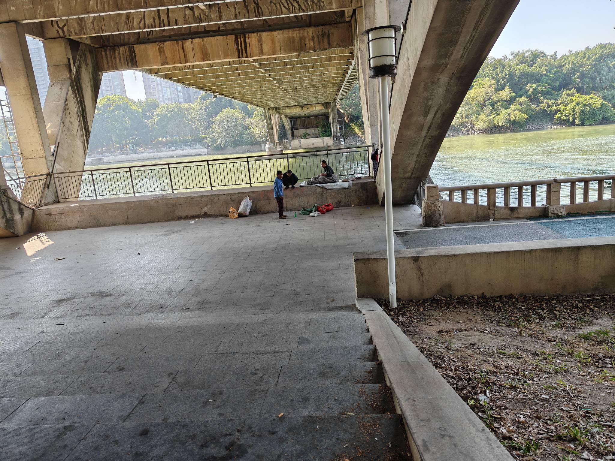 本来想下个手机买iqoo的，结果那个人天天在那里捧杀，不知道是友商反串的，还是真情流64 / 作者:公孙梨pear / 