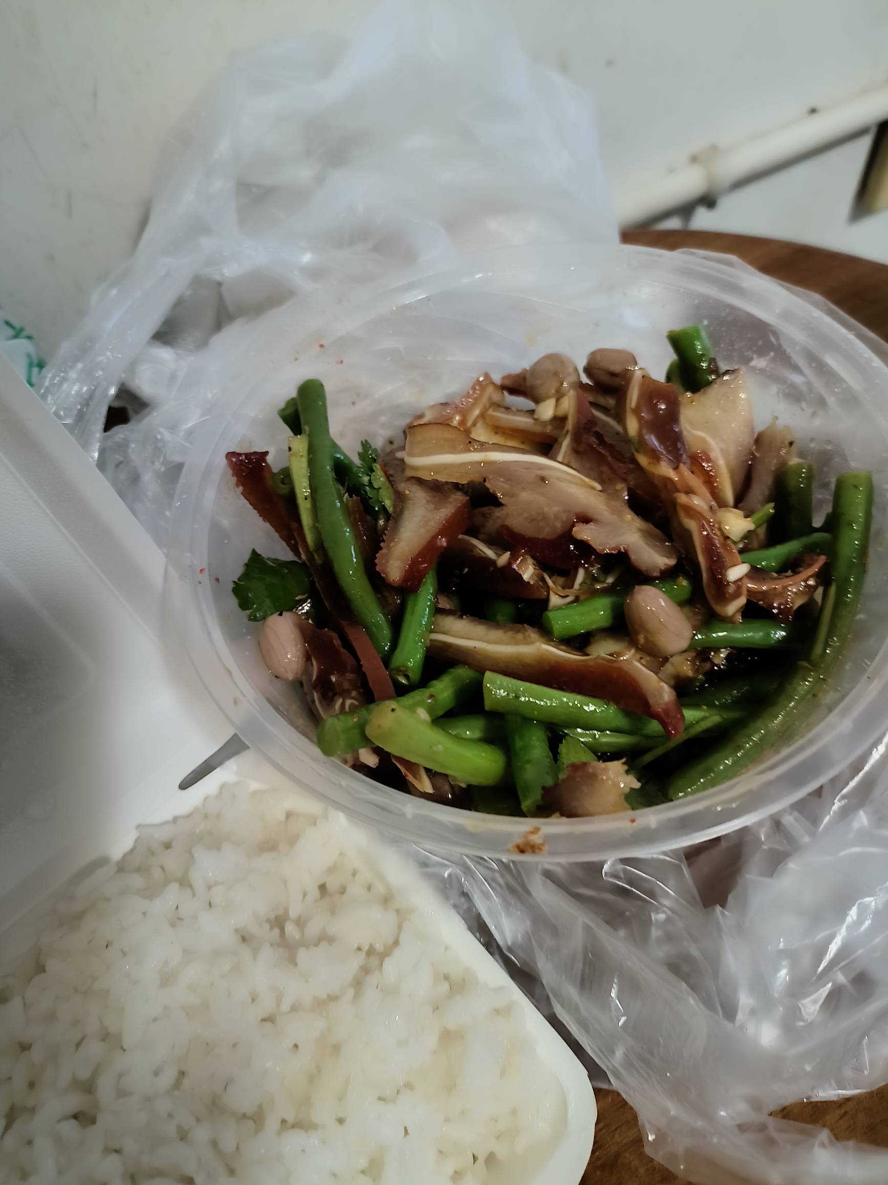 感谢橙心贷送来的猪耳朵凉拌菜，美滋滋



46 / 作者:网恋被骗五千块 / 