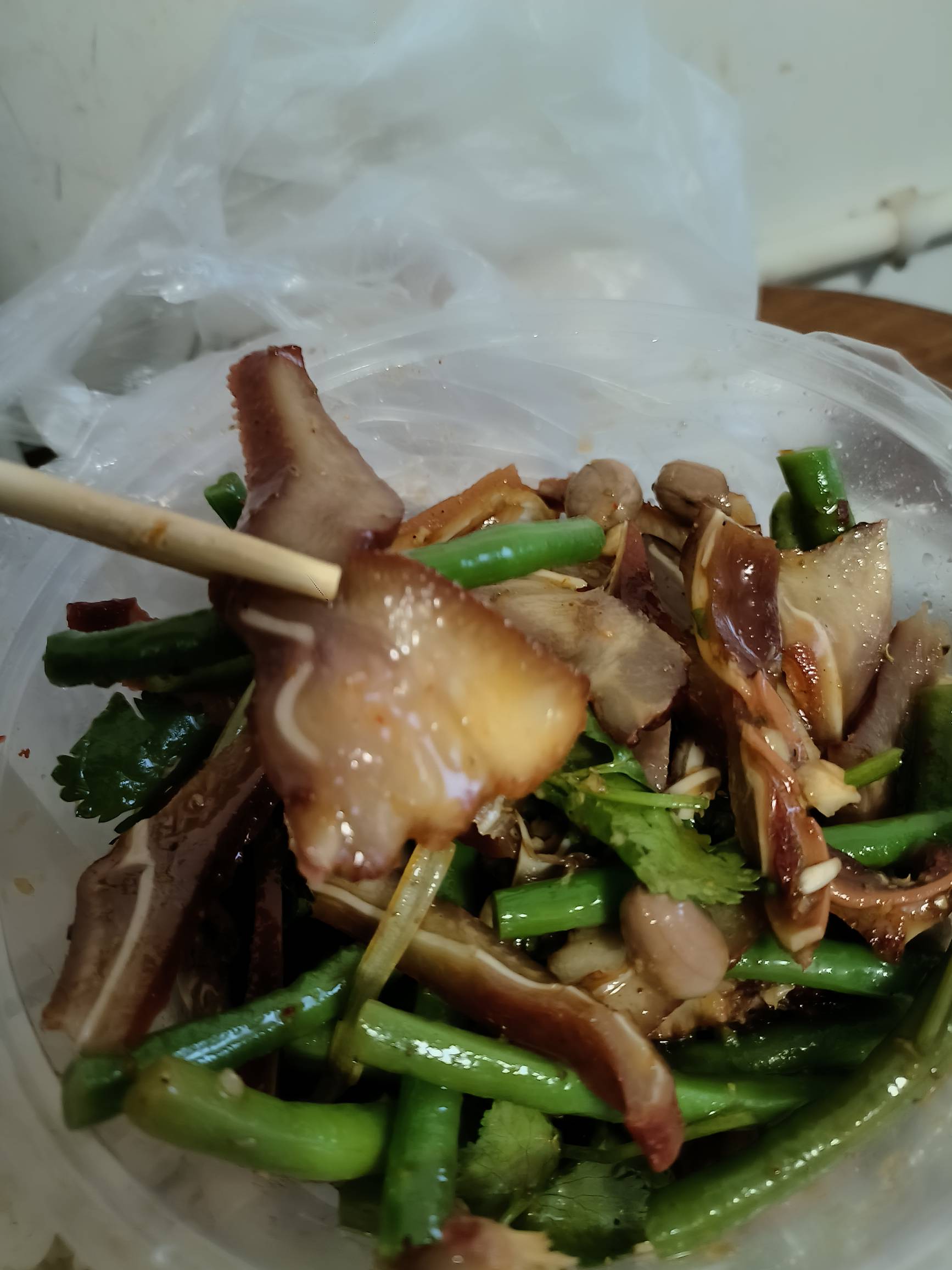 感谢橙心贷送来的猪耳朵凉拌菜，美滋滋



97 / 作者:网恋被骗五千块 / 