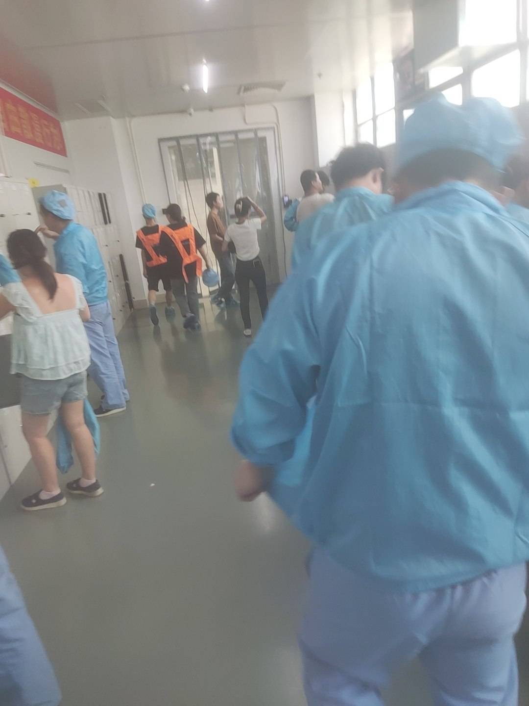 哭了，老哥们，三十岁的挂壁老苟，揣着兜里仅有的零碎，挪到小卖部想买包十五块的烟。39 / 作者:小清空 / 