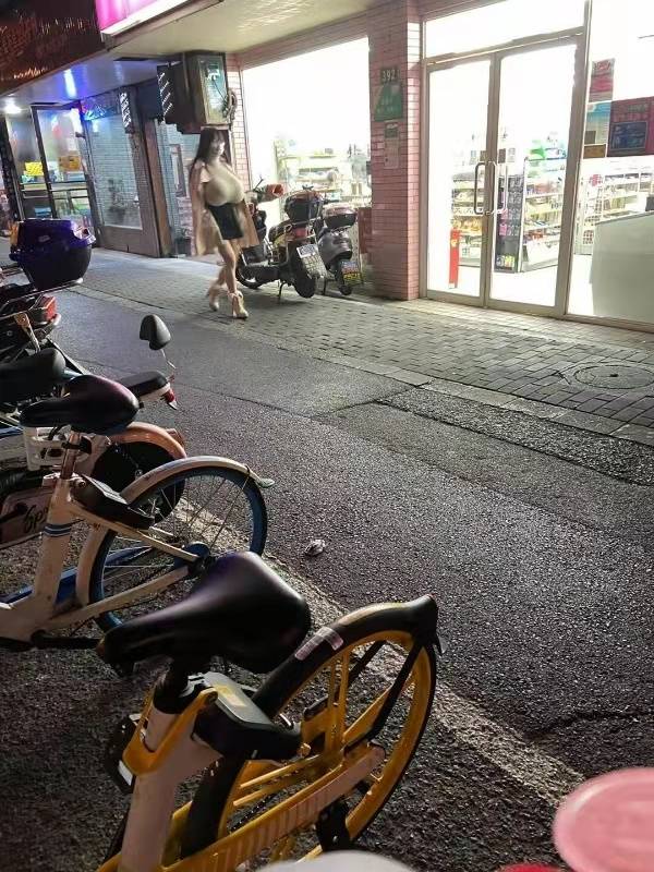 刚刚出去买零‬食被老板羞辱了，今天搞‬的10元碰一‬碰的红包，去买零食跟老板说碰561 / 作者:昼夜寻觅 / 