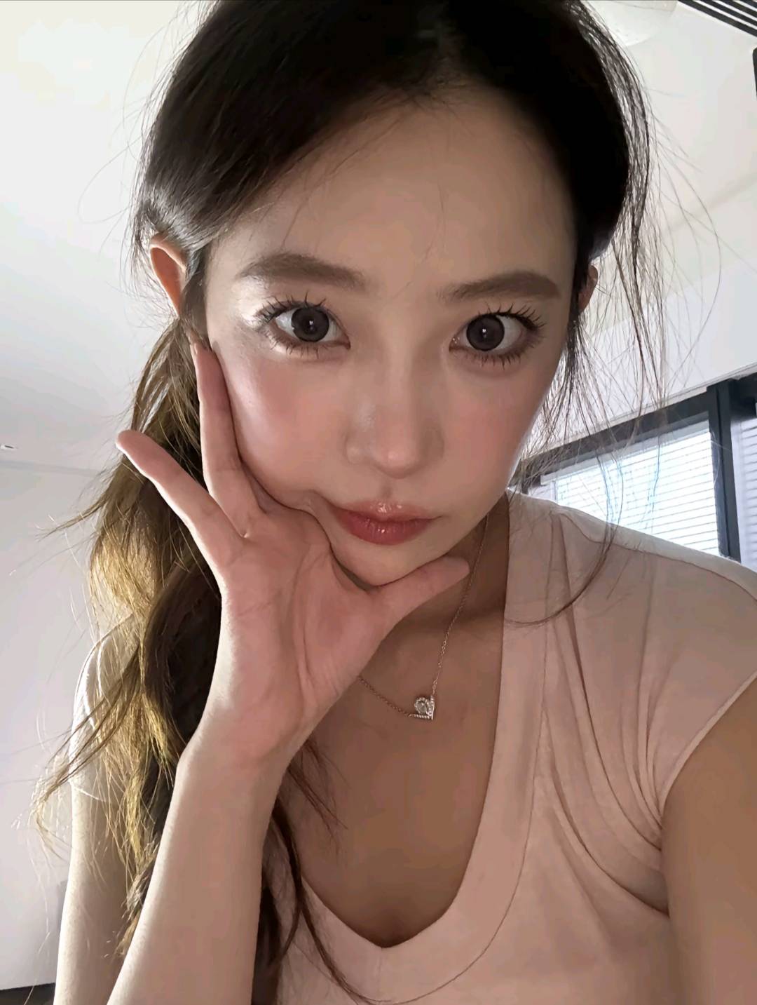 我在店里‮抖刷‬音呢，进来一‮穿个‬短袖‮小的‬伙子，我看他穿‮包着‬浆拖鞋短‮13 / 作者:枫霜降 / 