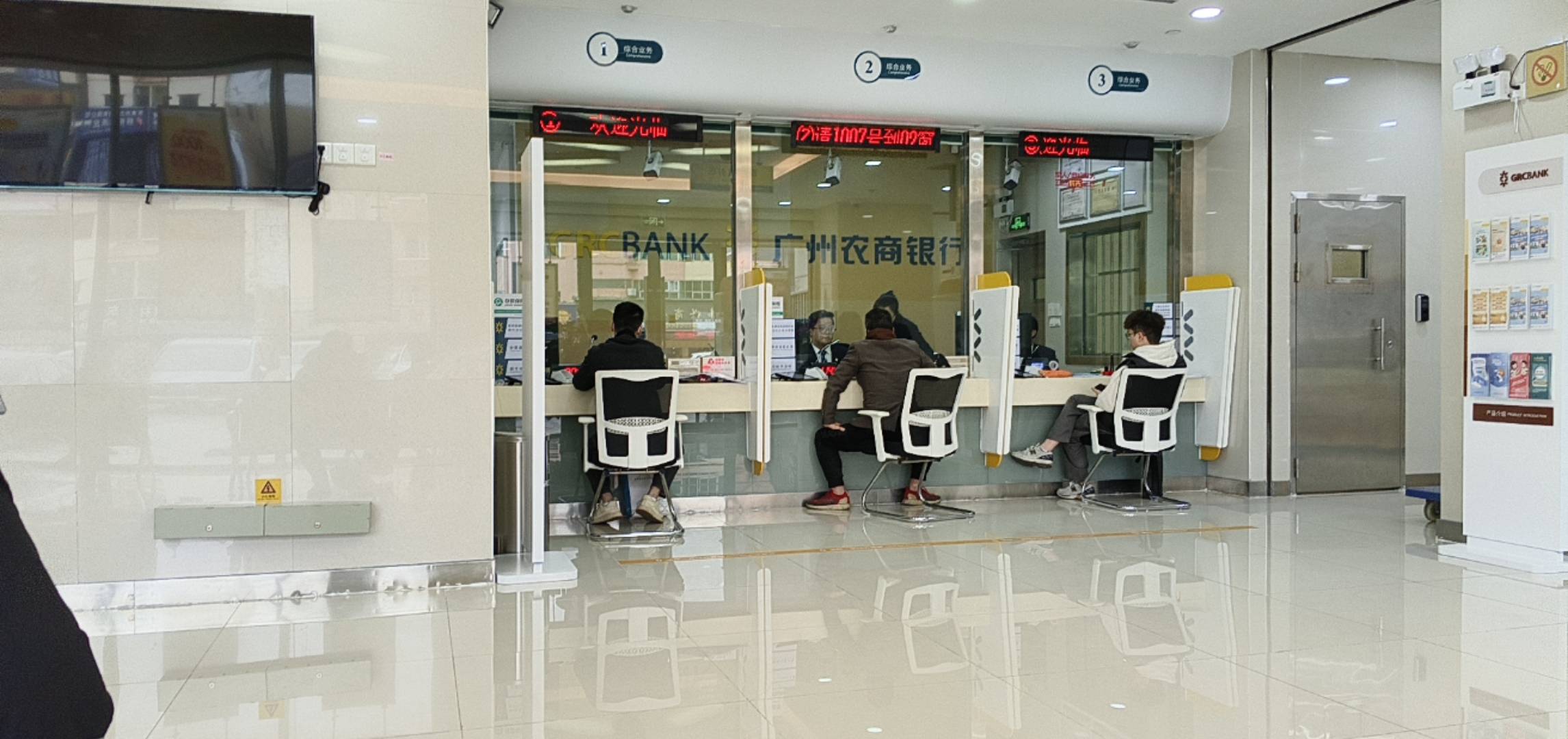 中间这老哥开卡被各种吊难，待会就轮到我了

100 / 作者:白衣染霜华x / 