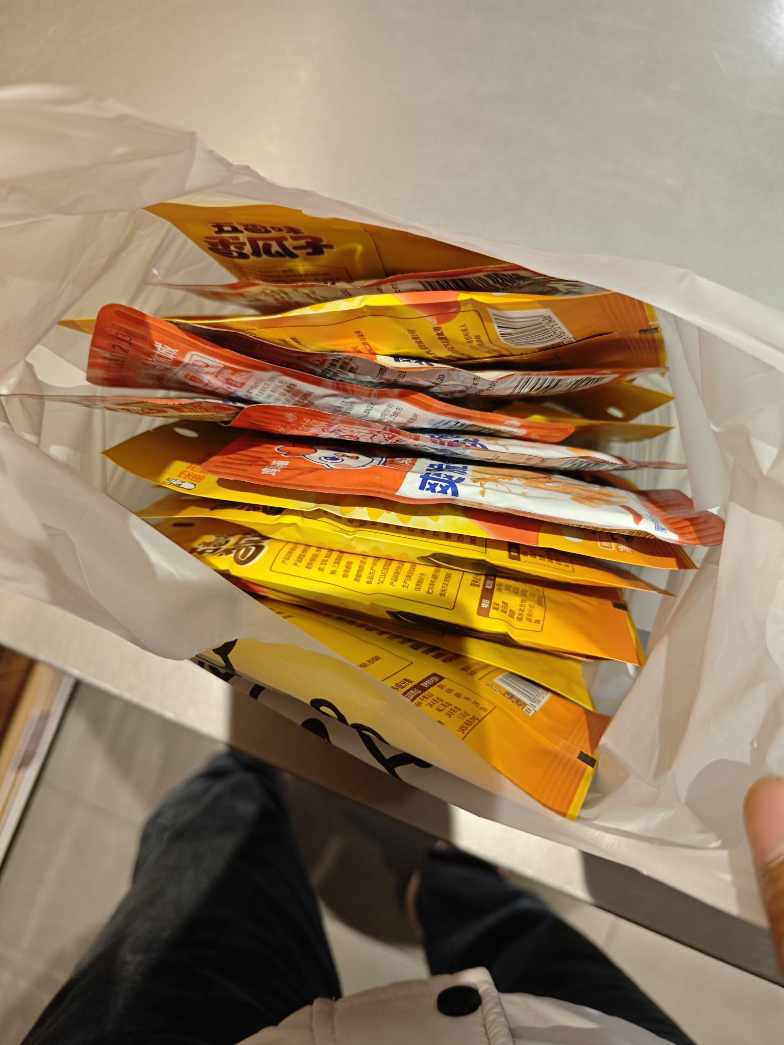 我也鼓起勇气去碰一碰，这家蜜雪冰城我经常点，我想着和店员比较熟，就直接进去拿了1569 / 作者:织金发糕 / 