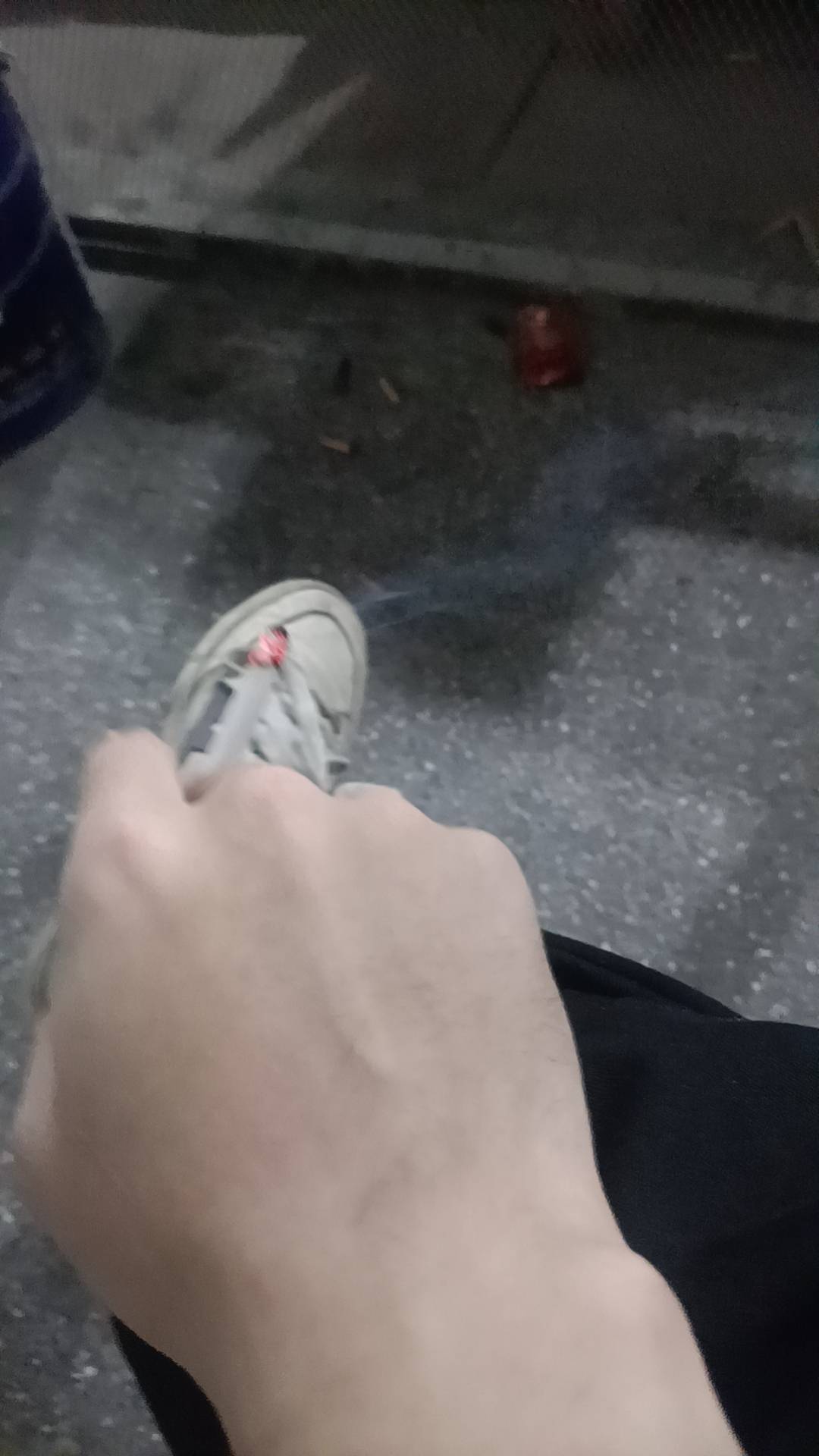 夜班日结抽烟休息时又给卡农拉了两个挂壁仔来跟老哥们抢毛，我跟他们说每天动动手指就85 / 作者:吃得满嘴流油 / 