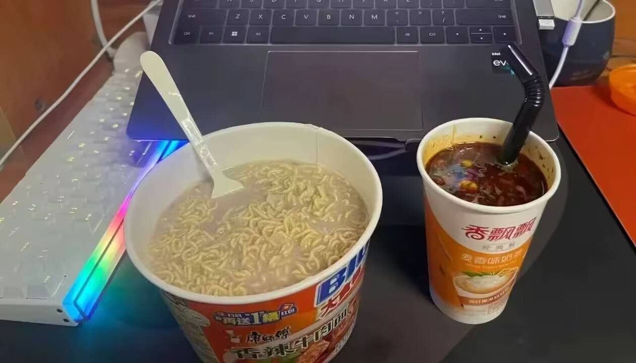 哭了，老哥们。30岁挂壁老苟破防了！今天是拖欠房租的第三天，自从第一天给房东老太回97 / 作者:我是麻花疼的爹 / 