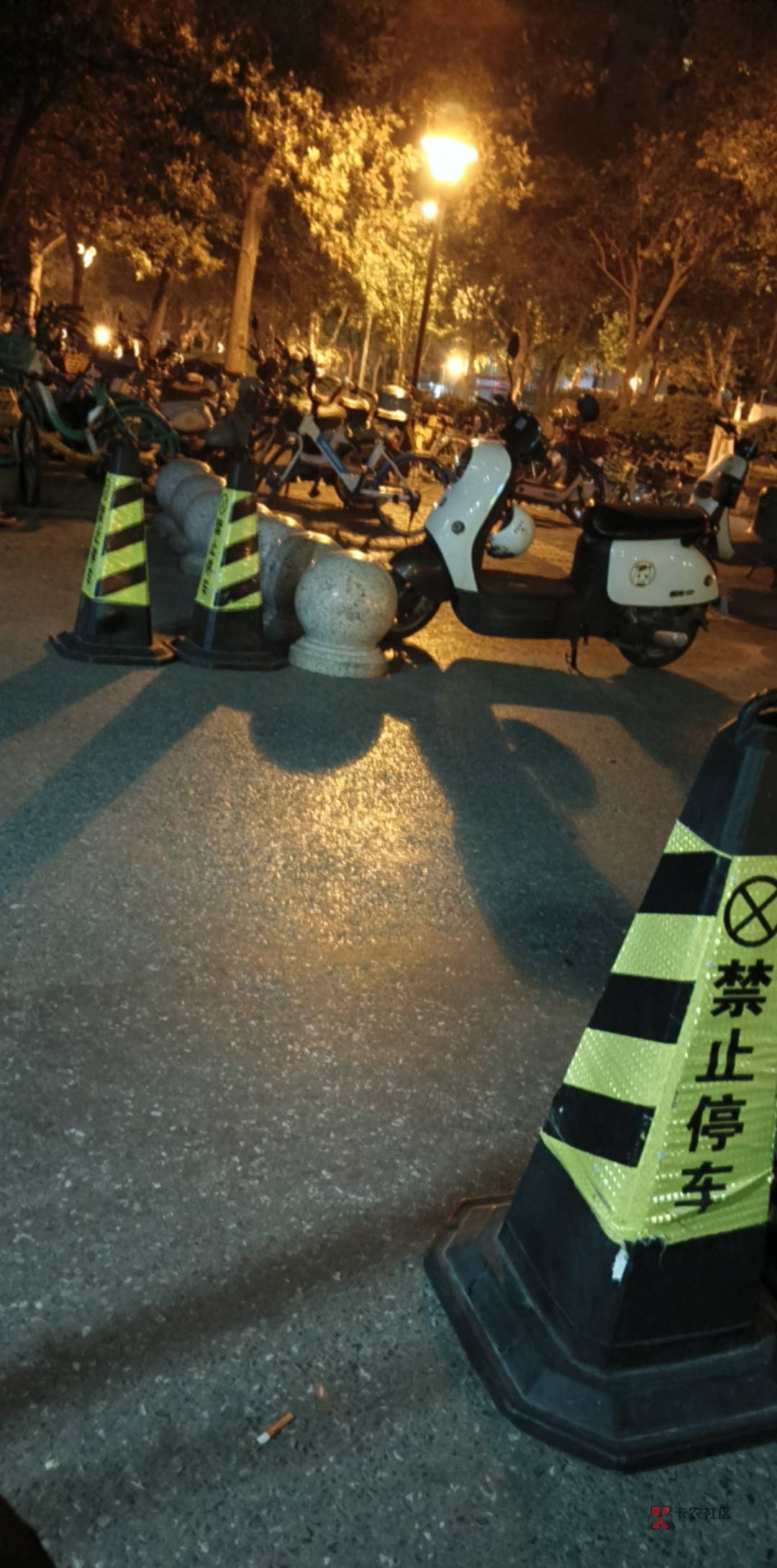 周末了街上好热闹啊，好多美女站在那玩手机

86 / 作者:朱铁胆 / 