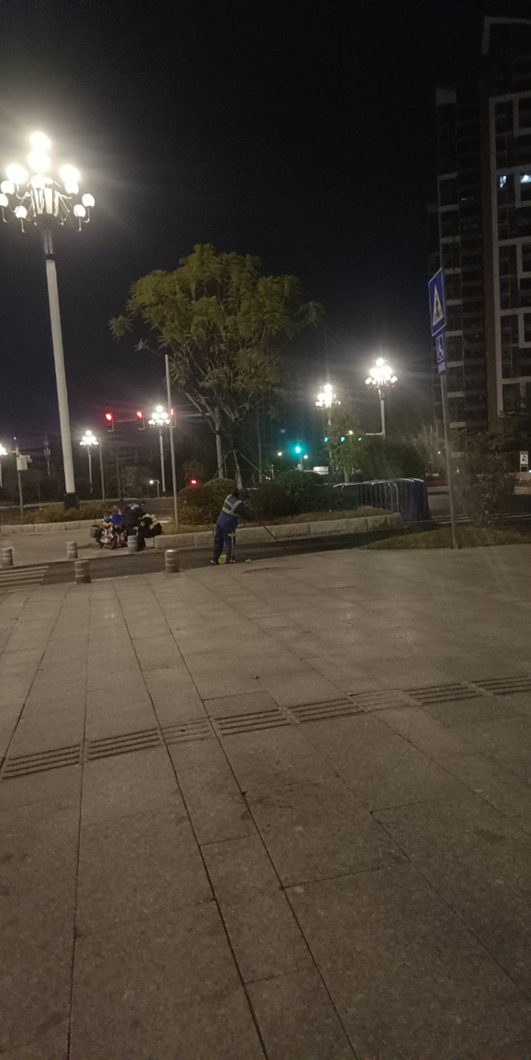 老哥们，在广州外面睡大街，那是真的真的冷啊，你们发点毛吧

55 / 作者:晨光啊 / 