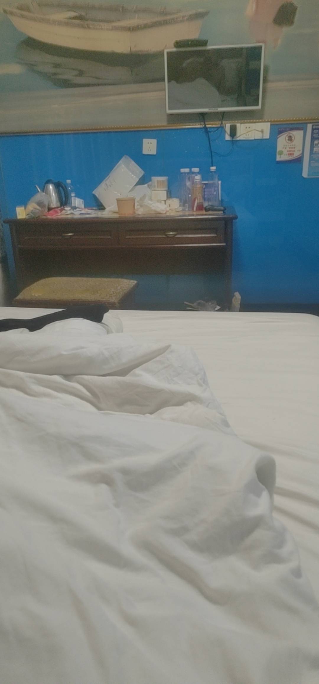 这个小房间住了差不多快半个月 老哥，帮我定一下，别拉黑我，我自己定的话，要100块钱38 / 作者:我爱小小孟 / 