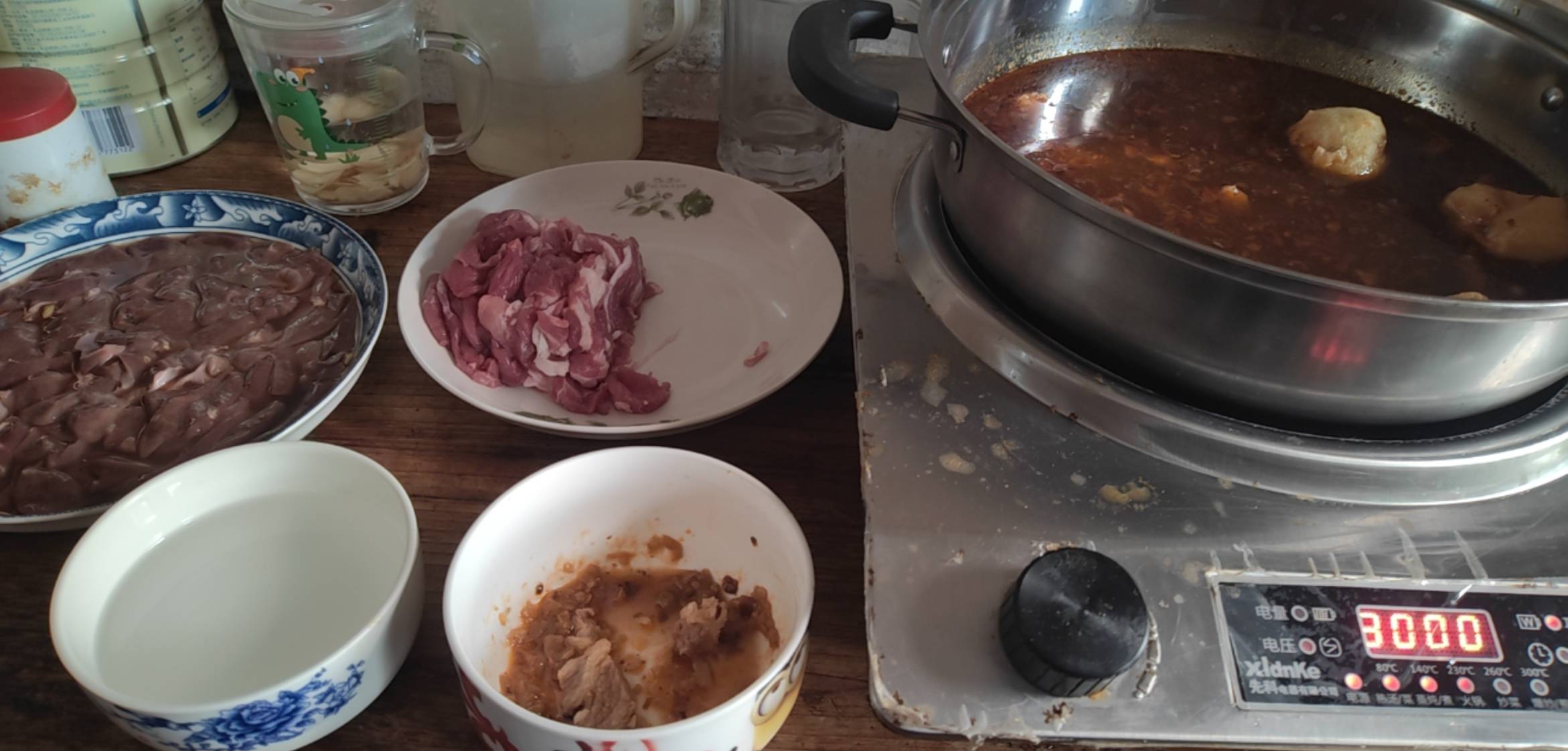 自己搞火锅真她妈划算，30块，还吃不完那种，喝不完那种，冬天就应该火锅白酒，夏天烧70 / 作者:外卖手术主治医师 / 