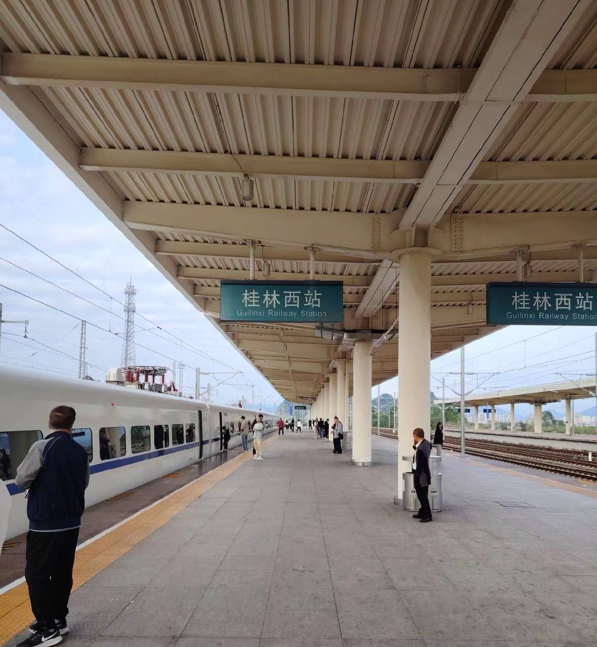 咪了一眼直接给我干到广西了。还好不用补票，拉了一坨大的

18 / 作者:凤鸣 / 