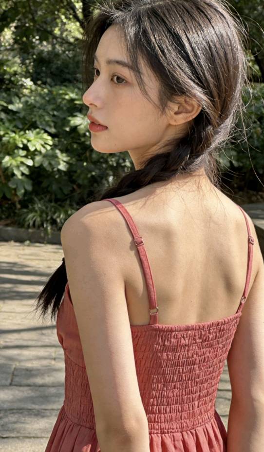 去年这会儿我还没玩卡农。
我和她是在老家认识的，她性子文静不爱说话，我总爱逗她，0 / 作者:牢大 / 