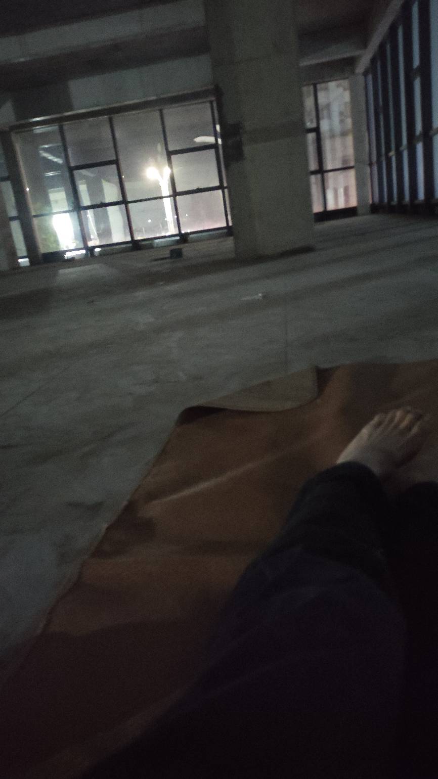 在坚持坚持，天气很快就变好了，不过住烂尾办公楼，确实是不用钱。

94 / 作者:卡农派大星 / 