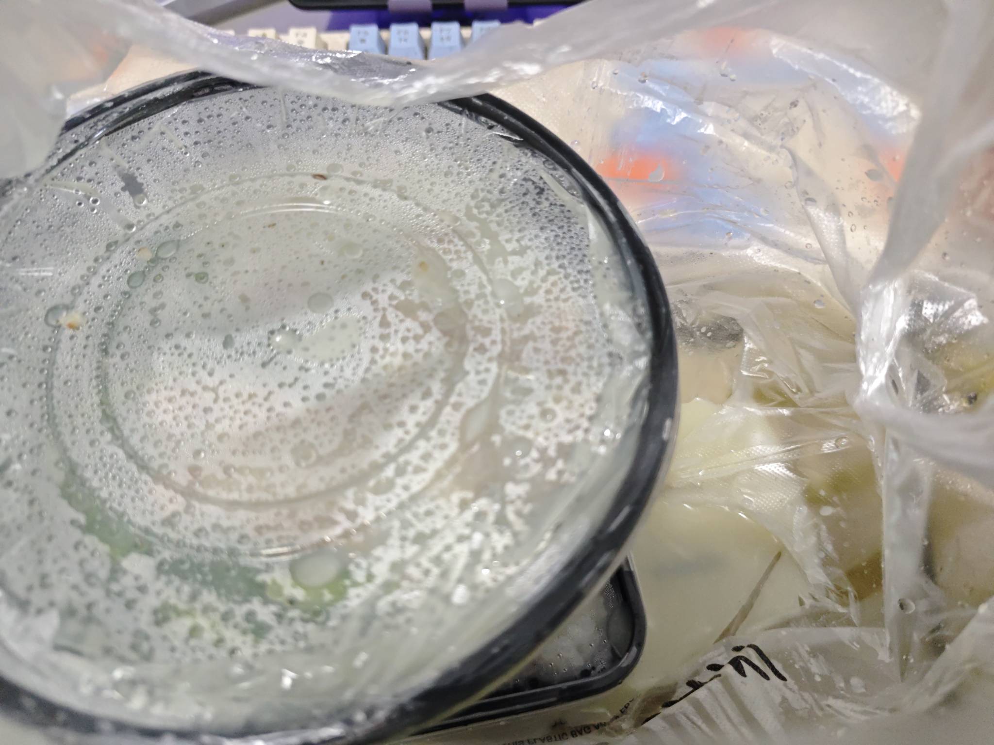 现在骑手都这样了吗，送个外卖送错地方，给他指路了拿到手说餐撒了，汤漏出来了，理都87 / 作者:Z。先生 / 