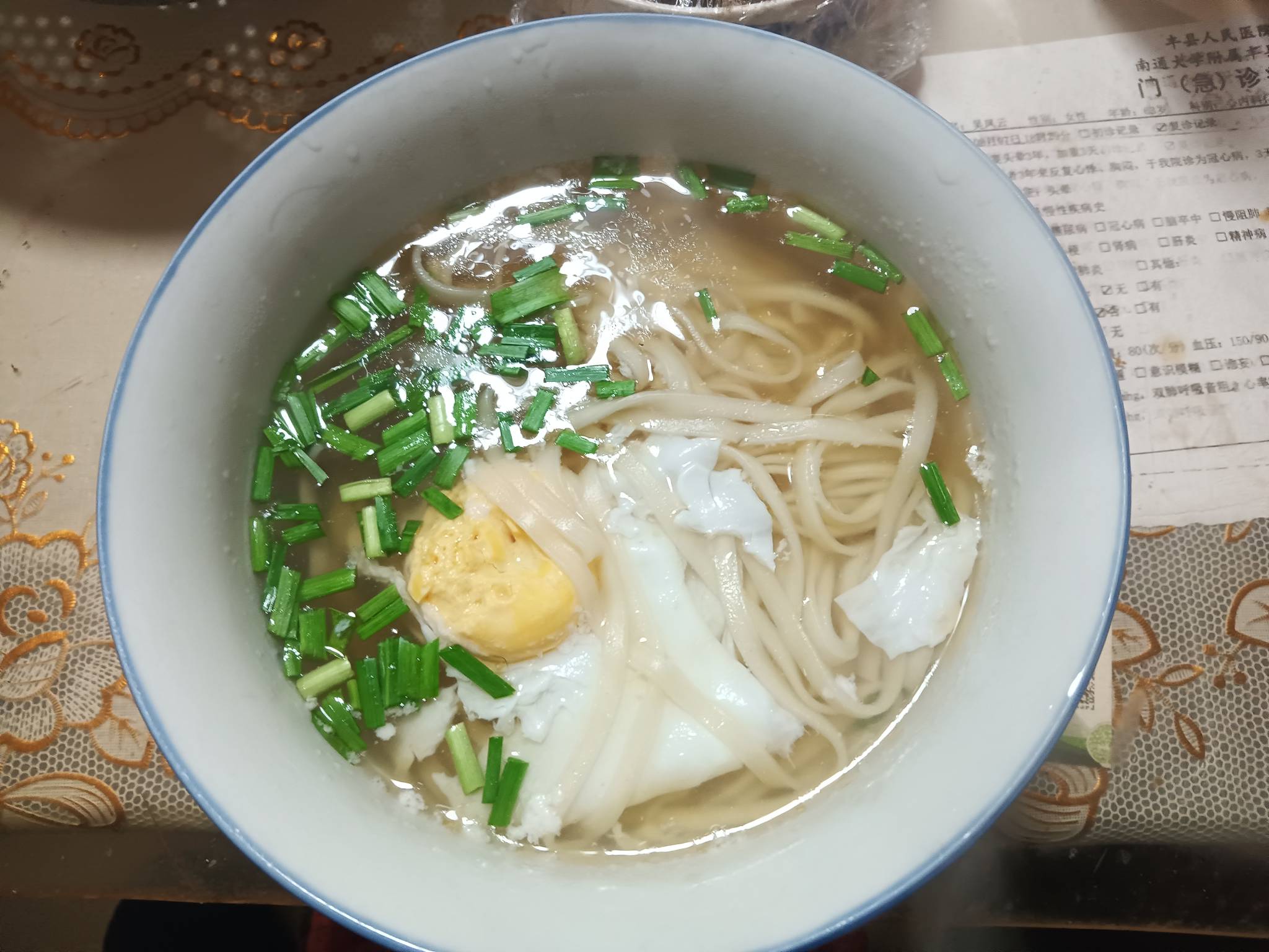 这个季节的蒜苗比葱花好吃，前几天炼的猪油做个阳春面吃

78 / 作者:江苏第一深情 / 