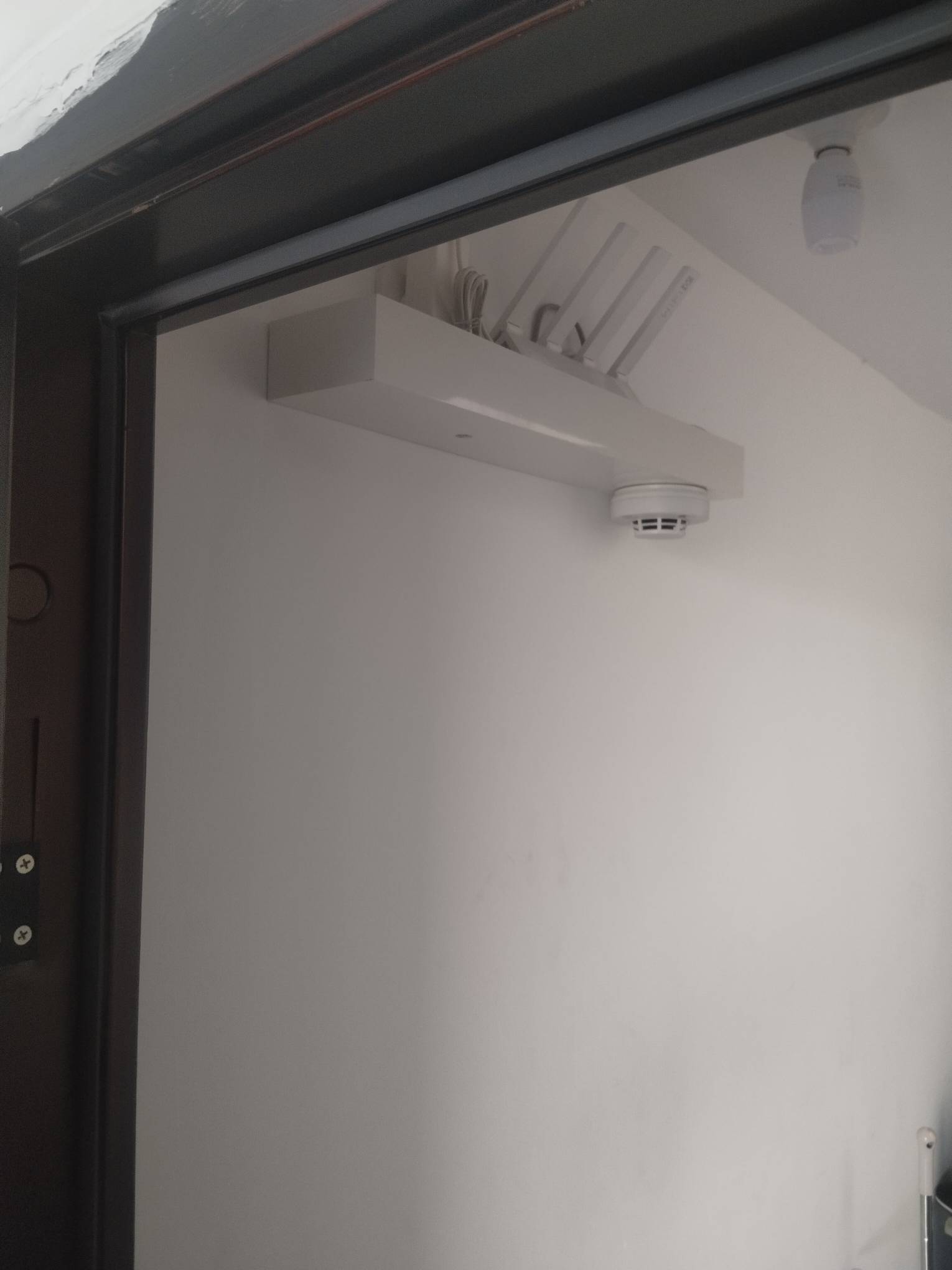 租房子这个路由器放在我门口，用的是我屋子里的电，这几层的租户都用的这个路由器，不80 / 作者:提莫大王 / 