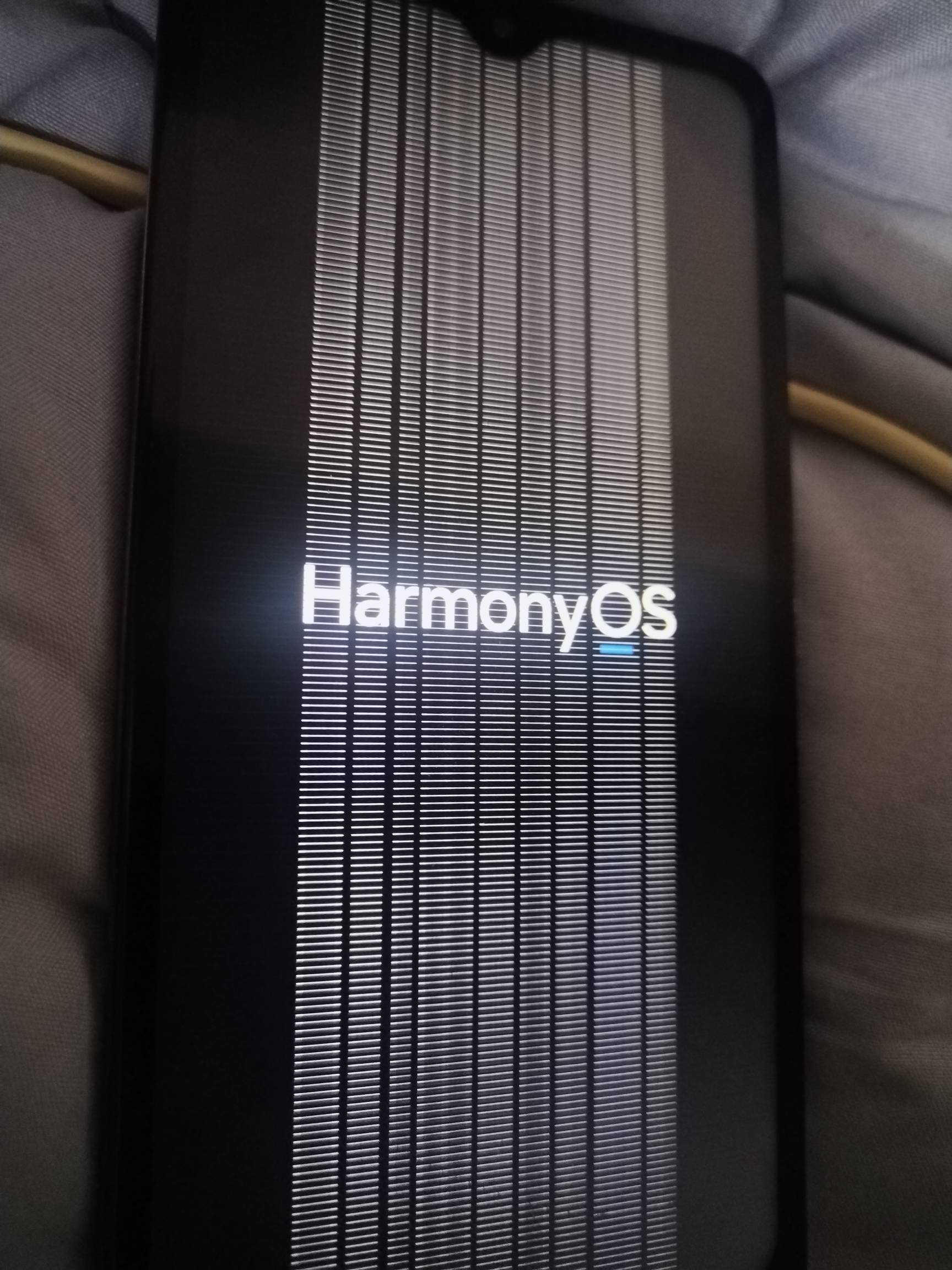 老哥们手机全都开胶了咋处理啊  要全换又是一笔不小的开支
4 / 作者:卡農特約觀察員 / 