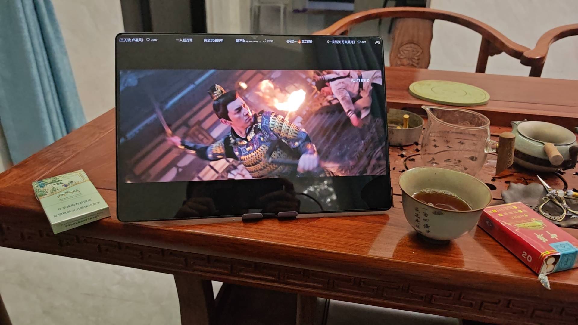 一个长头发的人，穿短裤，夸着一个蓝色的包包的，有老哥知道是谁吗

80 / 作者:普宁特邀演员达濠 / 