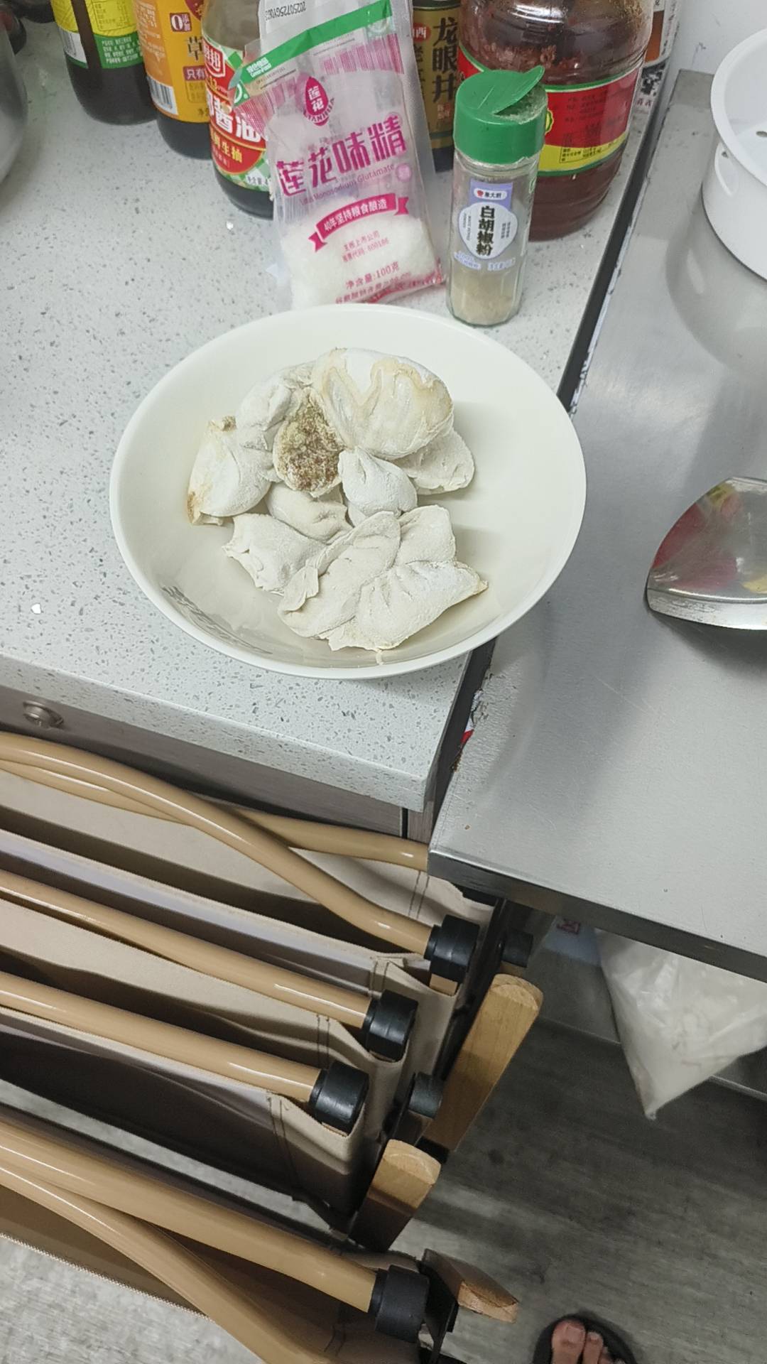 睡醒就饿了  起来找找看看有啥吃的


13 / 作者:男人永卟言败 / 