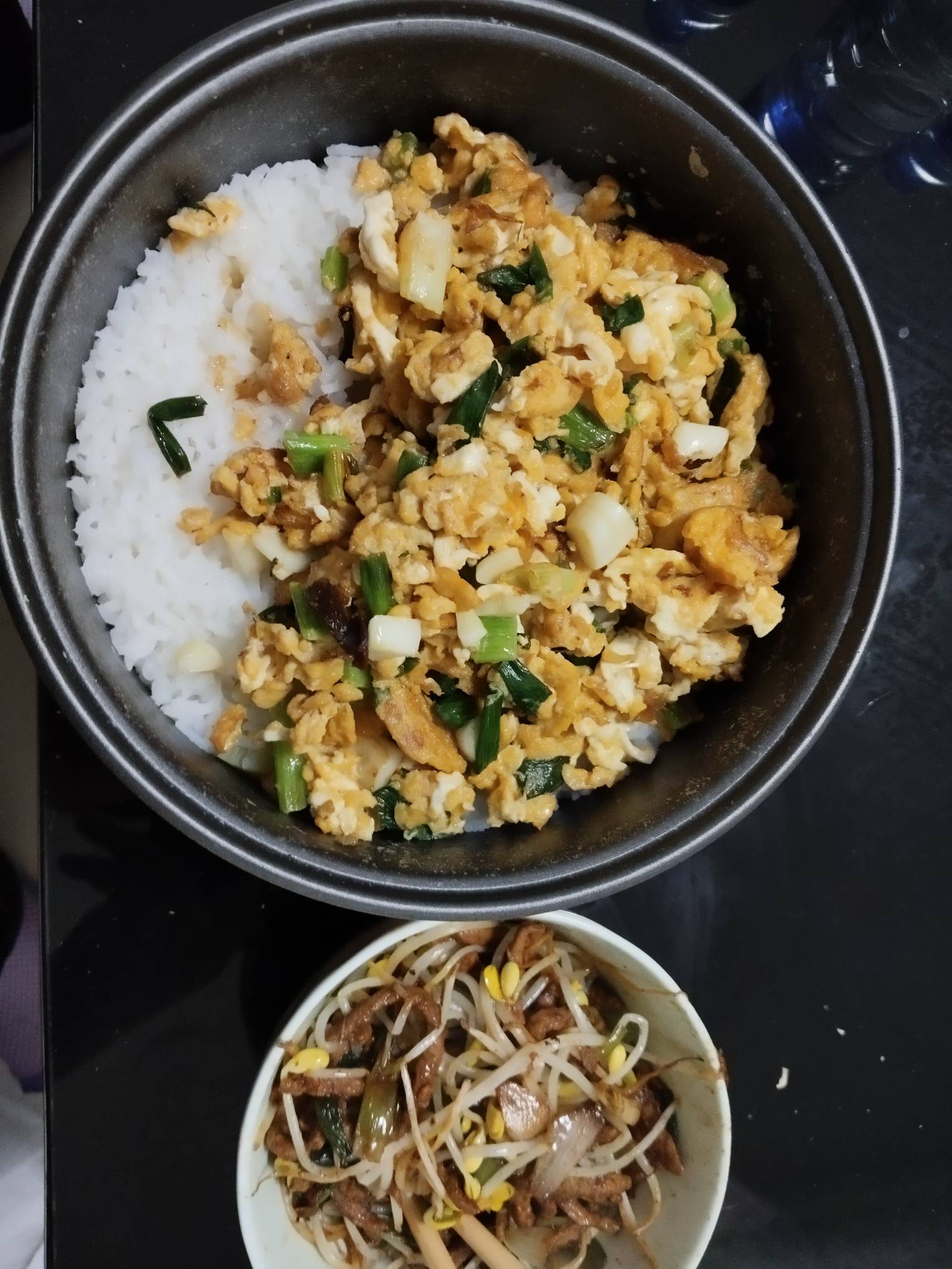 第一次自己做饭，煮泡面不算，有点累。
老哥们先吃，新年快乐



8 / 作者:攒米为自由 / 