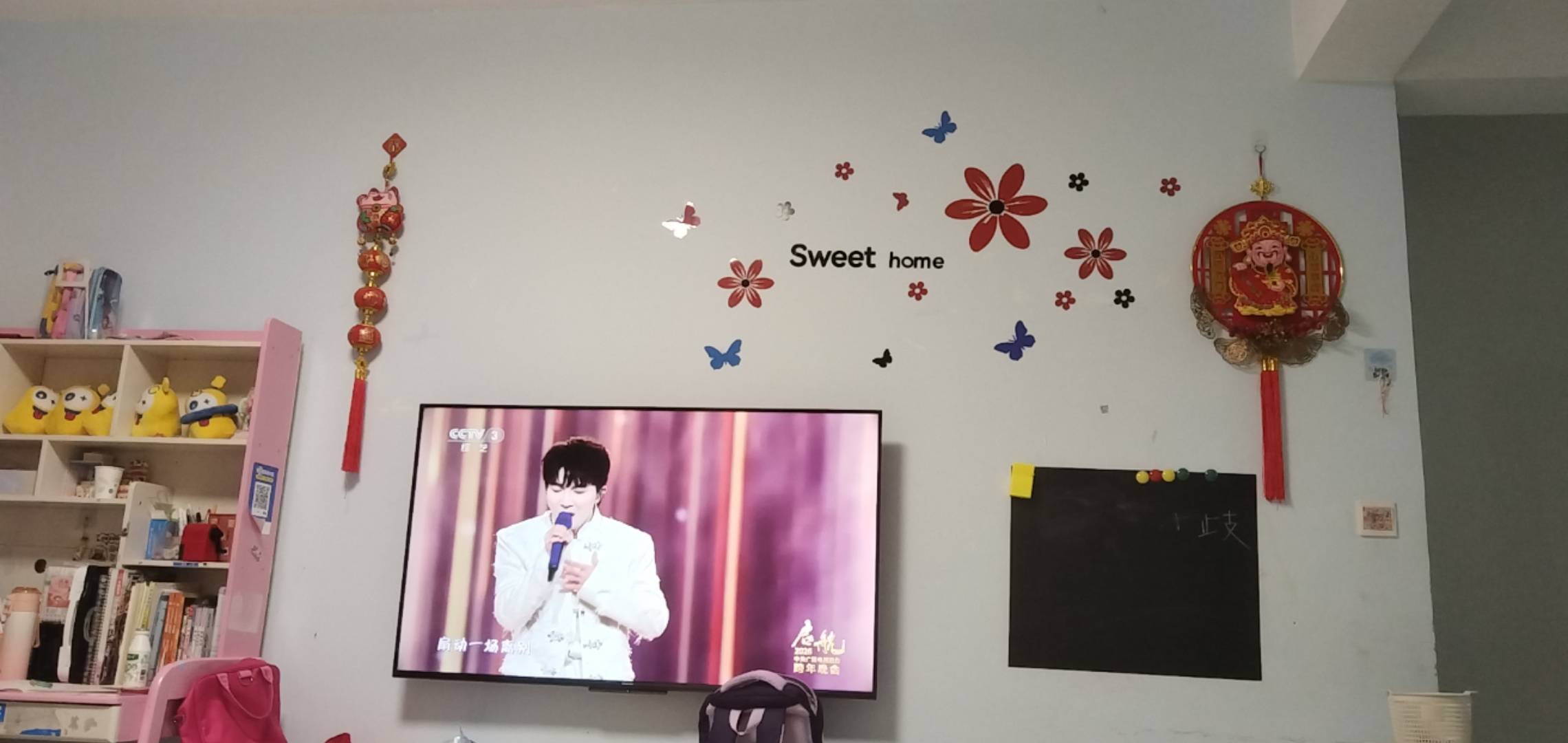 老哥们看晚会了。

10 / 作者:两只猴子 / 