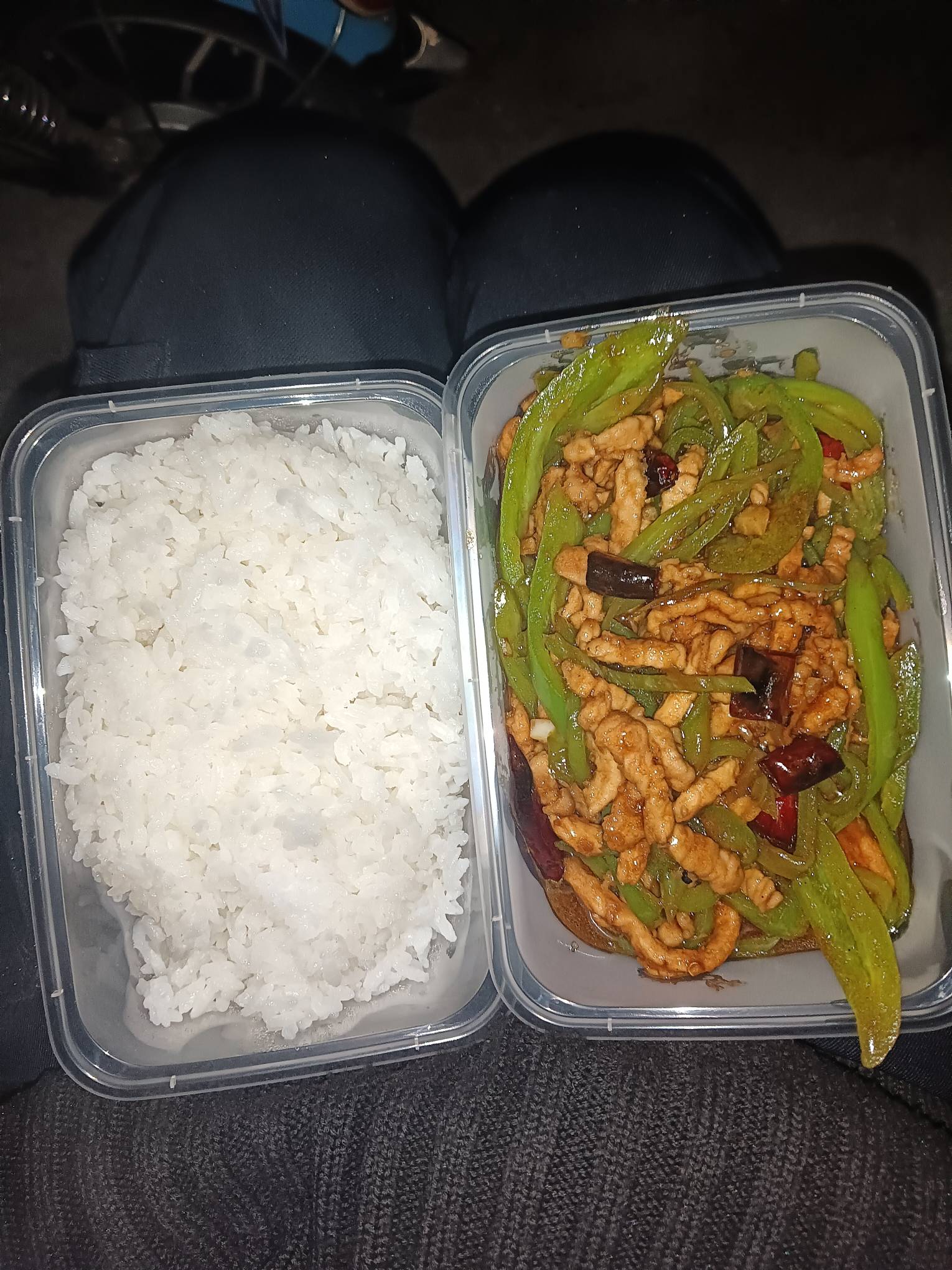 浑浑噩噩的一年又过去了 希望老郭们和我今年一起发财脱离苦海吧 希望好运降临在每一位3 / 作者:柯小米 / 