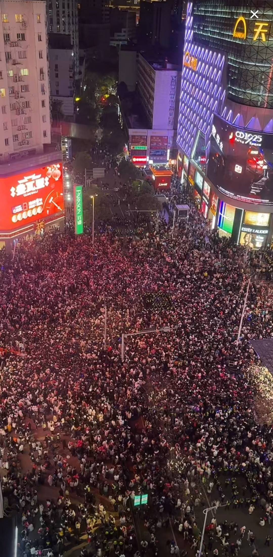 这几万人挤在一起跨年图啥完全不懂现在的小年轻啊

21 / 作者:大盗柯基 / 